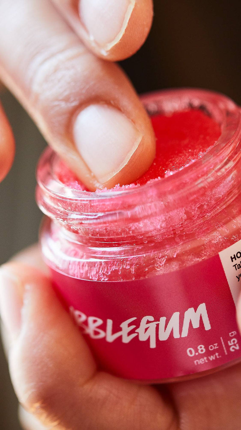 Lip scrub with bubblegum scent and caster sugar, UK version