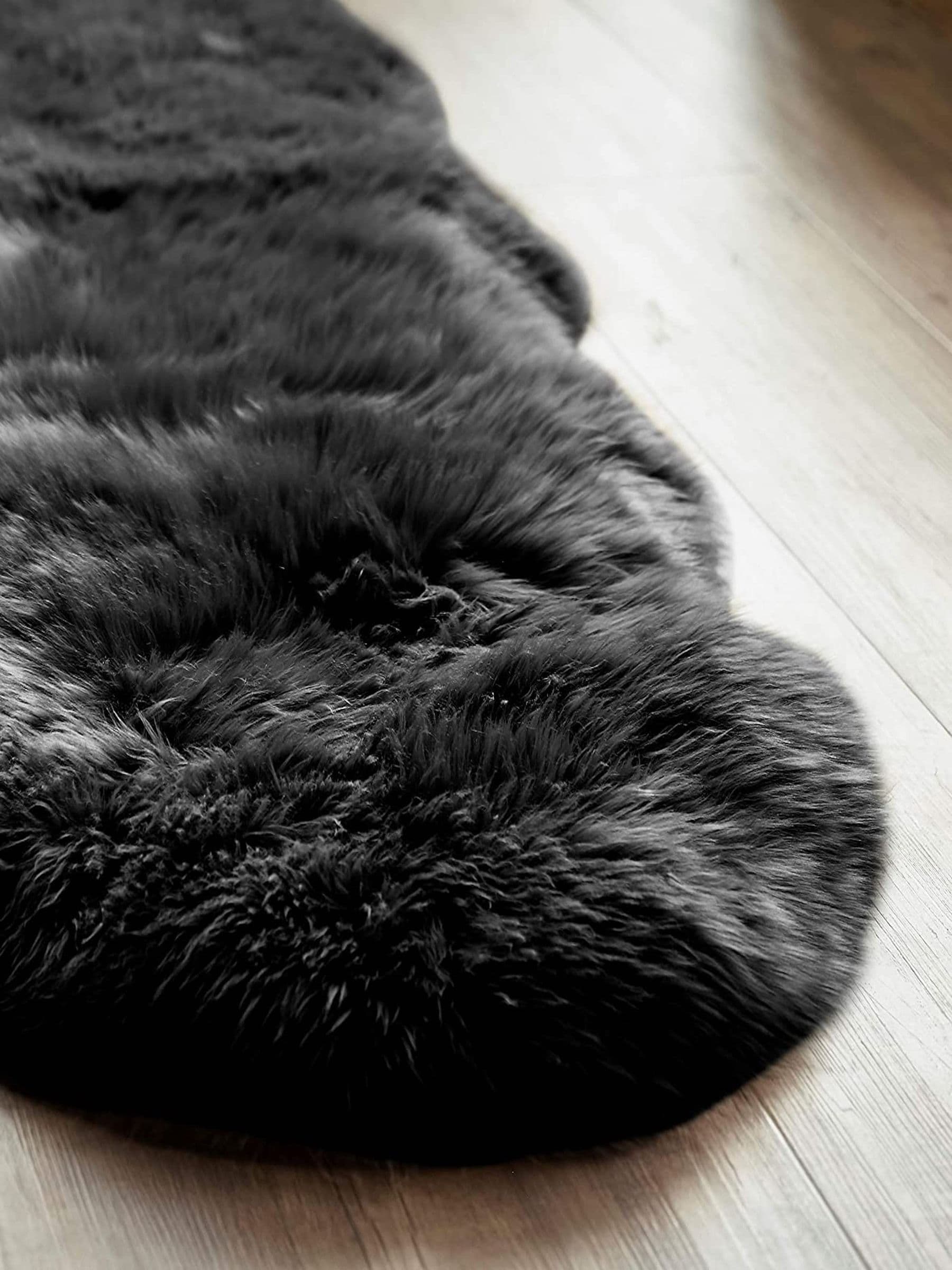 Naturally Sheepskins black quad sheepskin rug 180x110cm - British product
