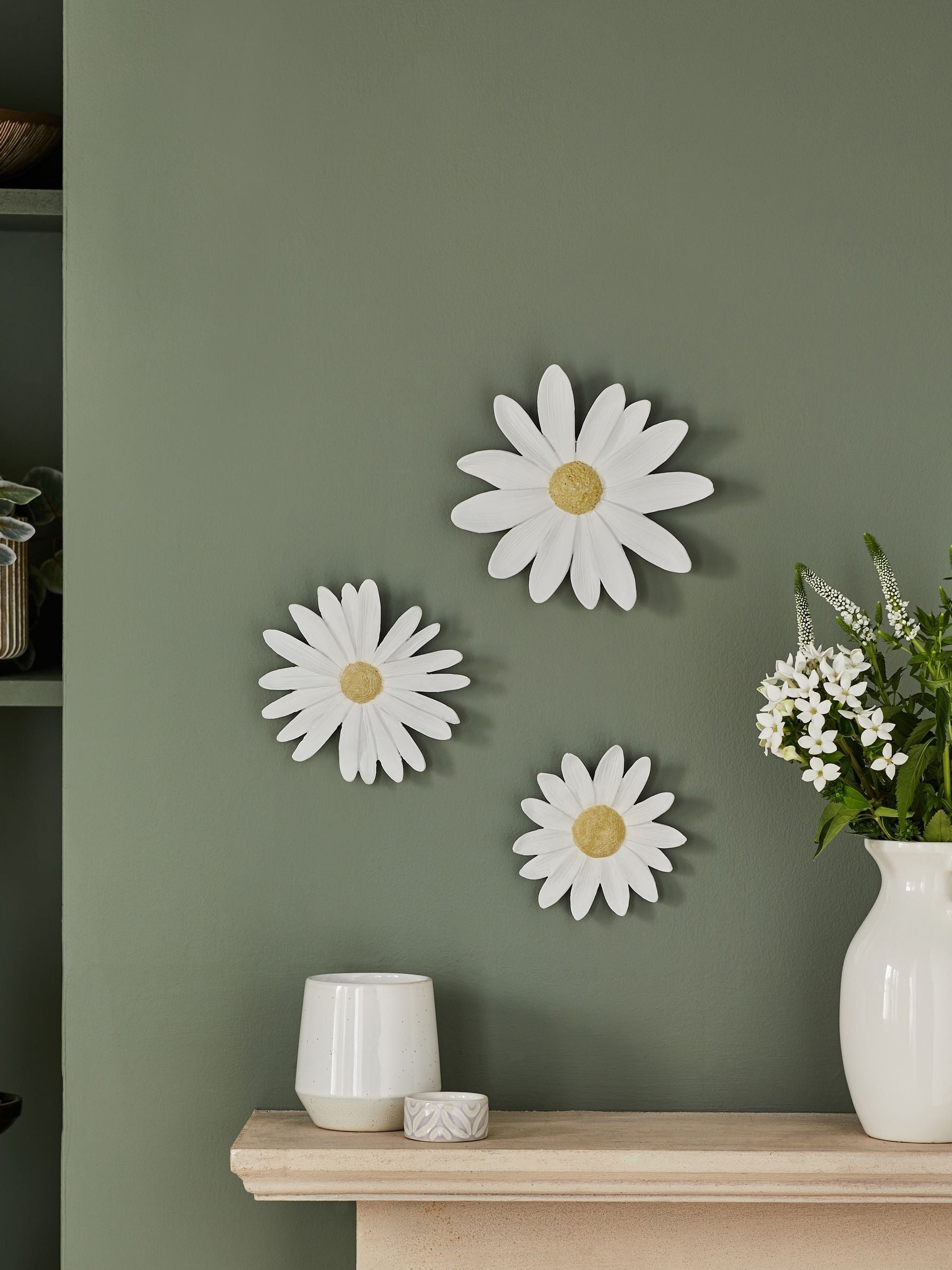 White daisy flower wall art set of 3 framed resin plaques (British brand)