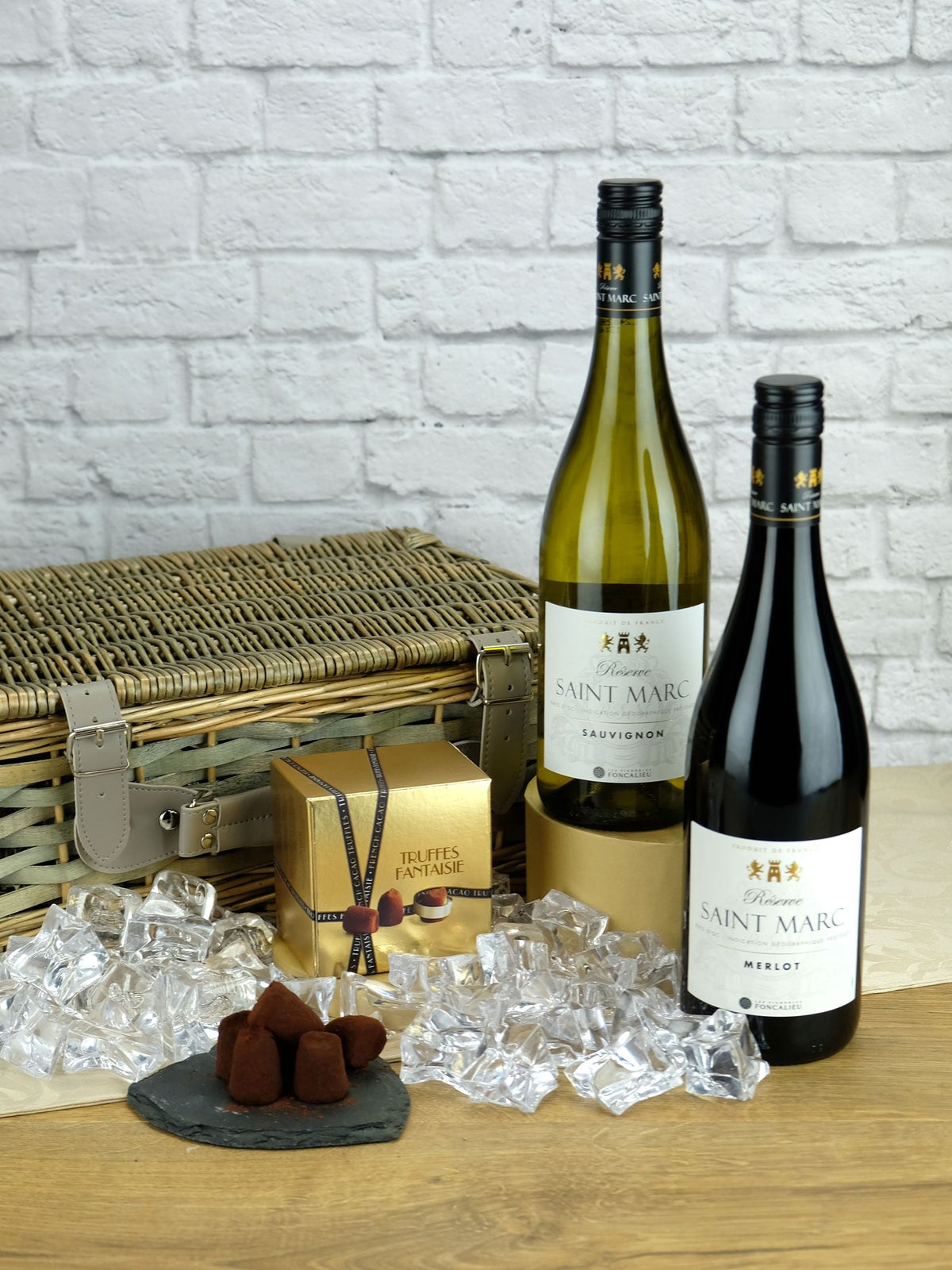 Le Bon Vin wine hamper with Sauvignon, Merlot and chocolate truffles 2x 750ml & 100g, UK version