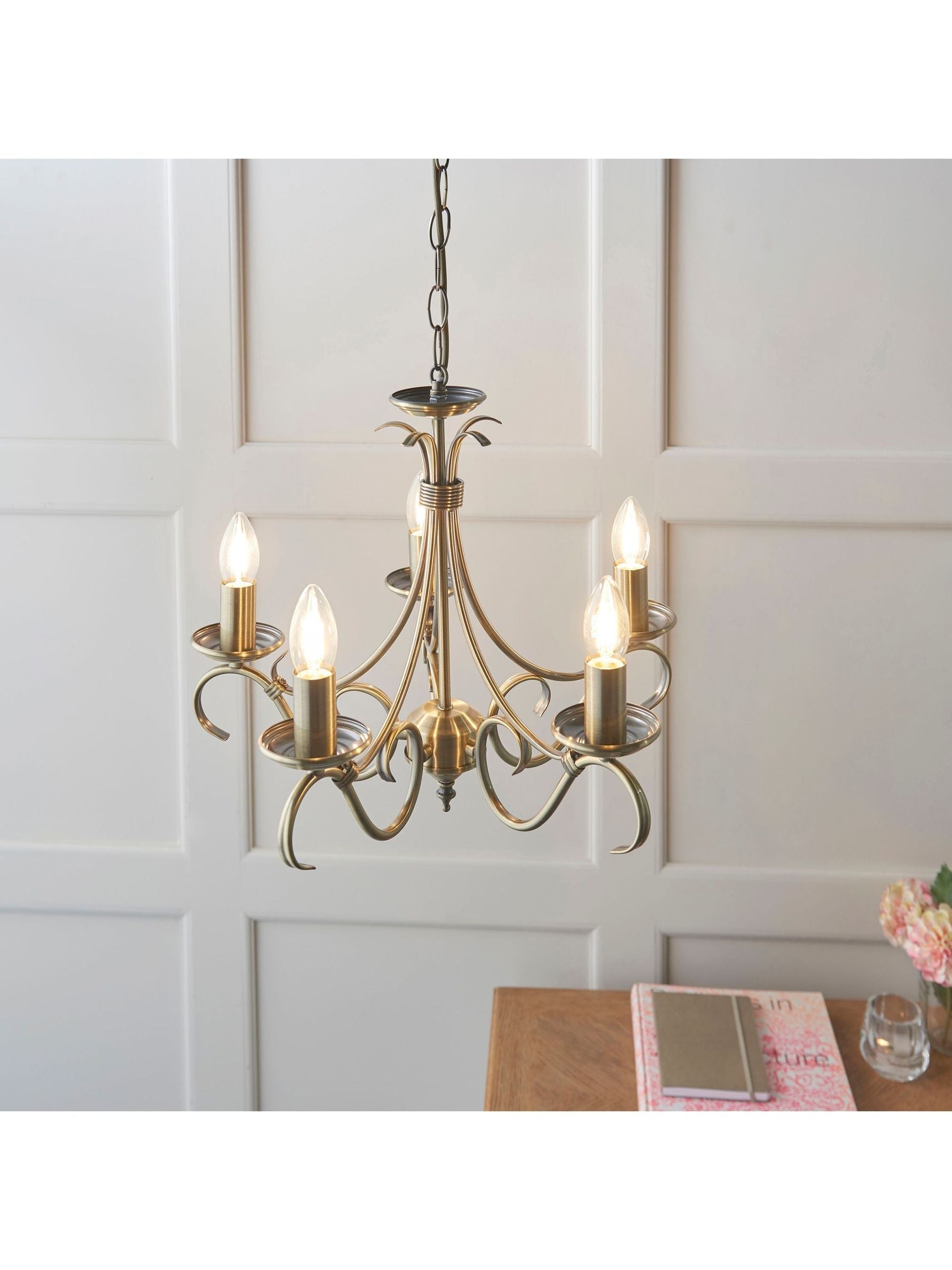 مصباح سقف متدلٍ بانف بخمس مصابيح باللون النحاسي العتيق من جاليري هوم - منتج بريطاني