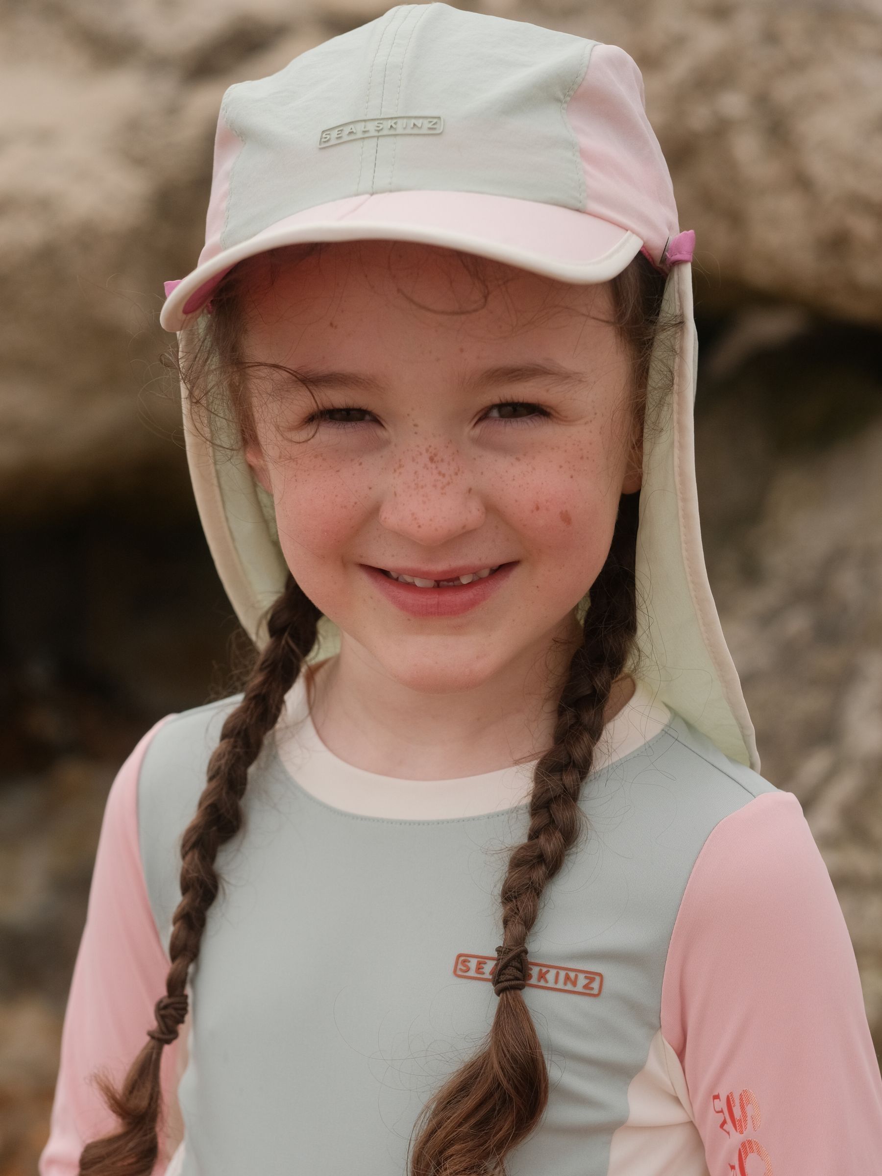 Sealskinz Broomhill kids cap in light green with neck protector, UK version