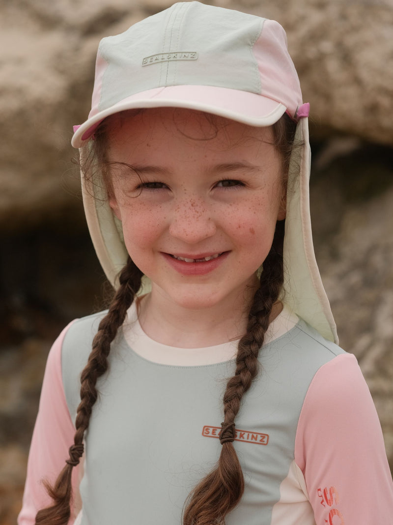 Sealskinz Broomhill kids cap in light green with neck protector, UK version