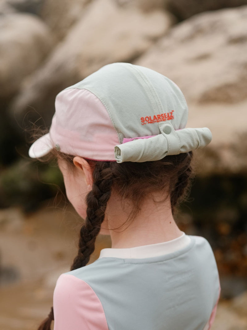 Sealskinz Broomhill kids cap in light green with neck protector, UK version