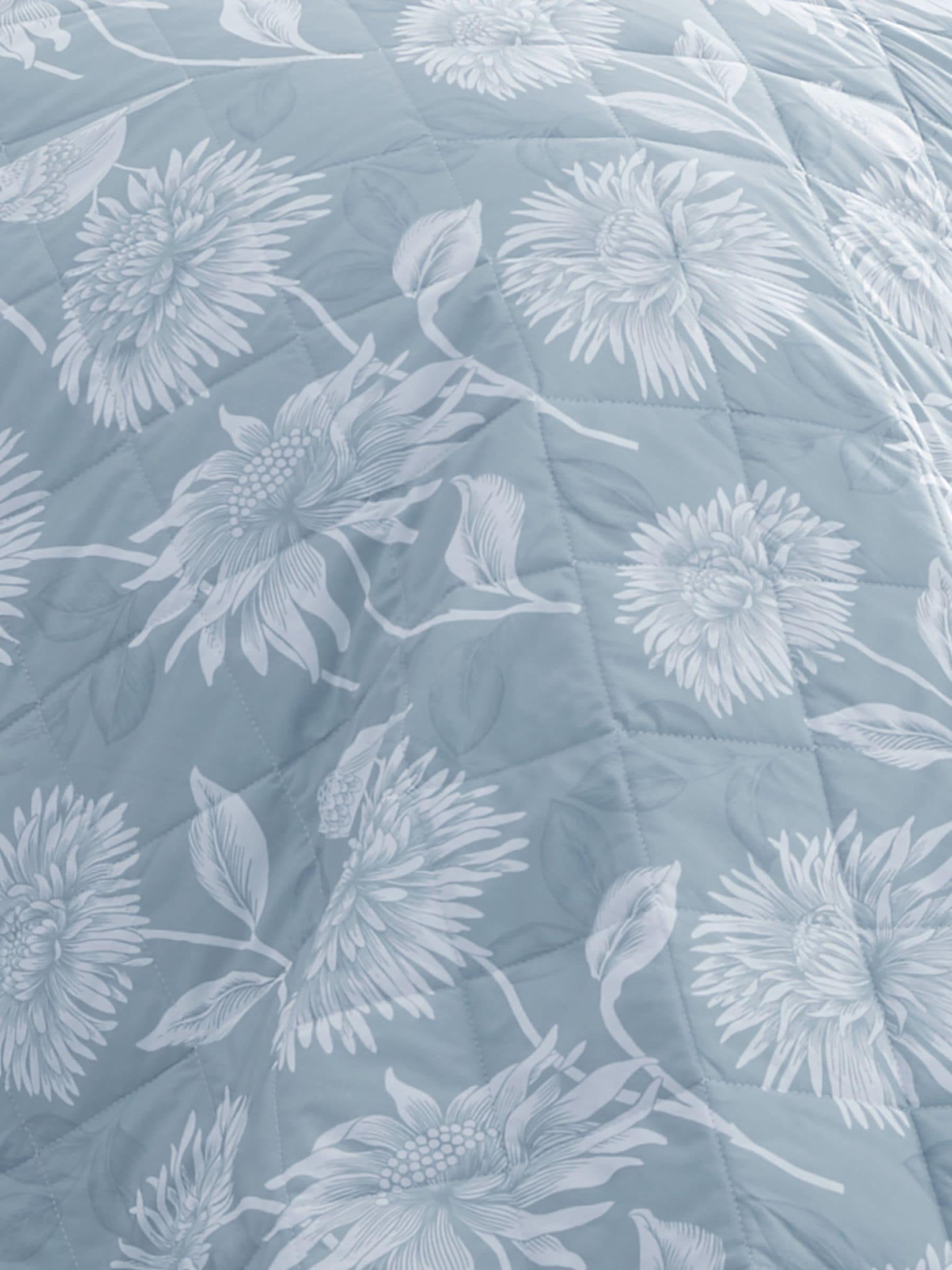 Dreams & Drapes blue chrysanthemum reversible bedspread - British product
