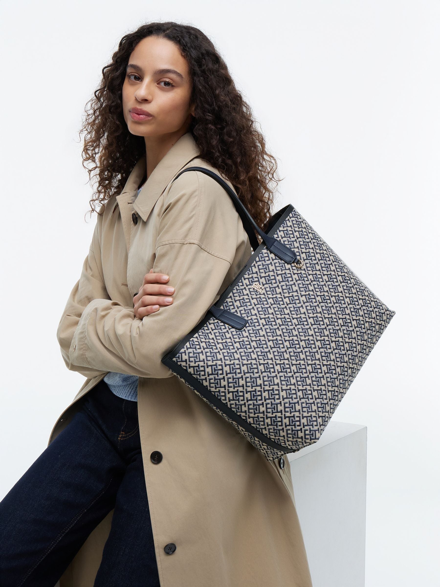 Tommy Hilfiger monogram jacquard tote bag 11L, imported from the UK