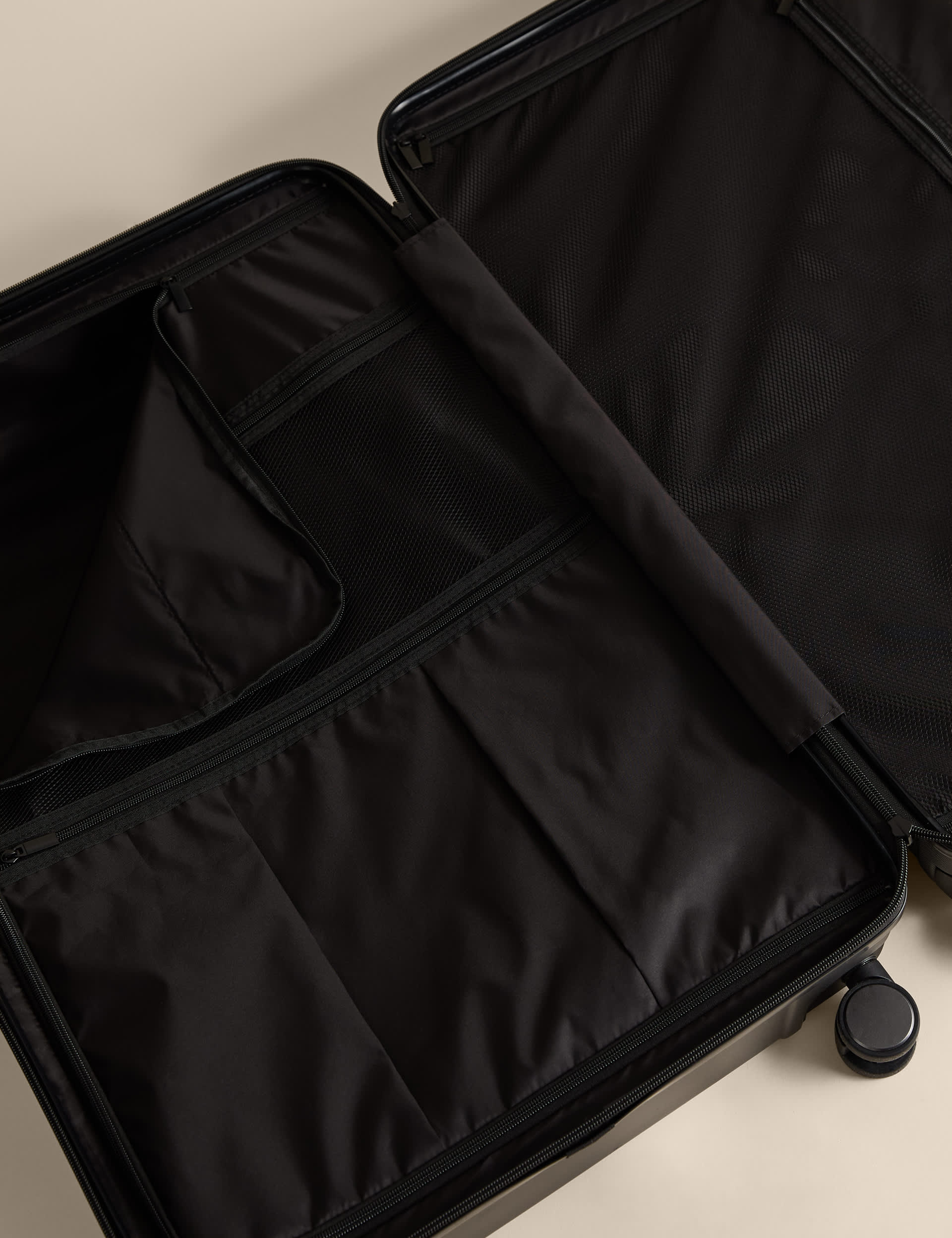 Oslo large hard shell suitcase with 4 wheels (British brand)