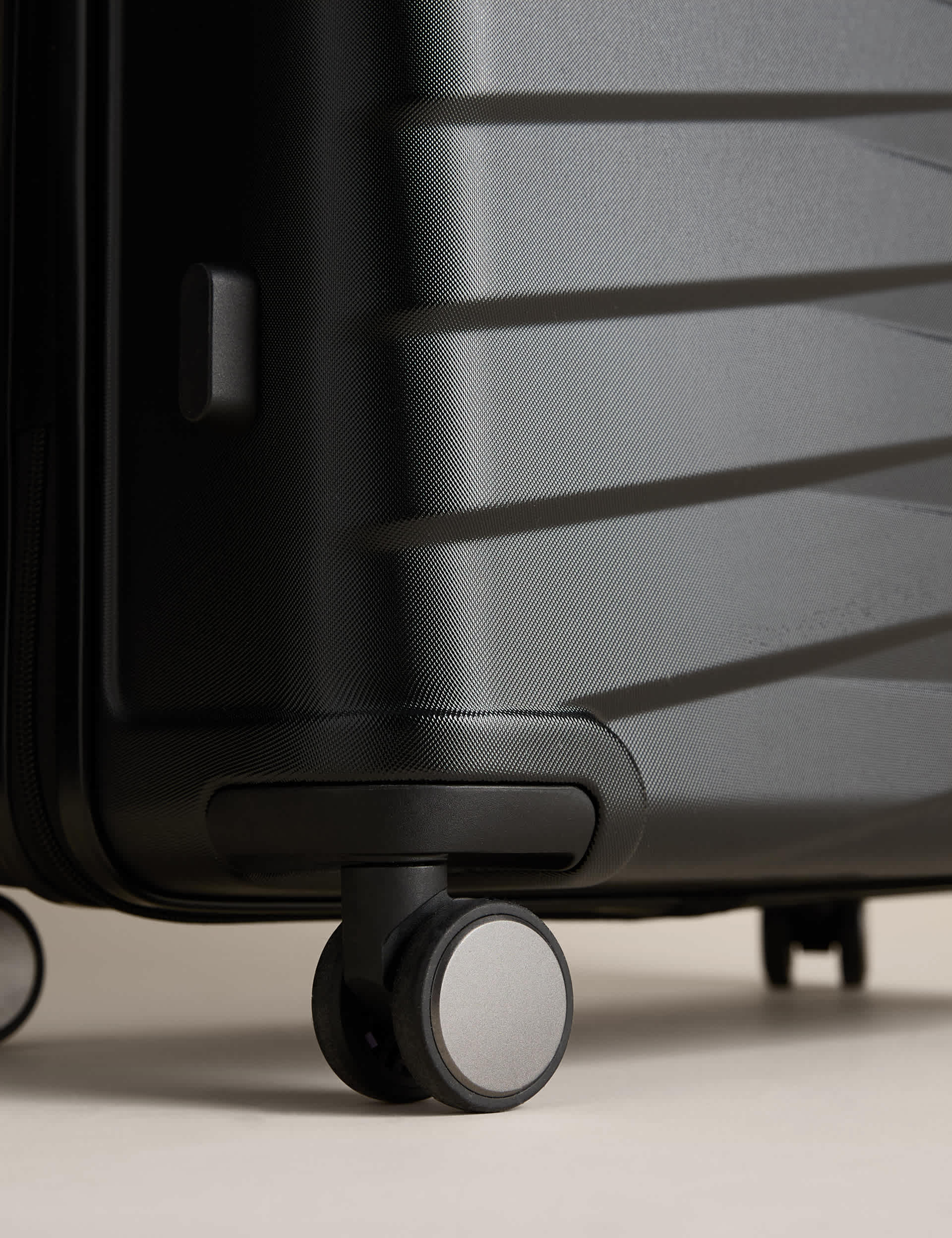 Oslo large hard shell suitcase with 4 wheels (British brand)