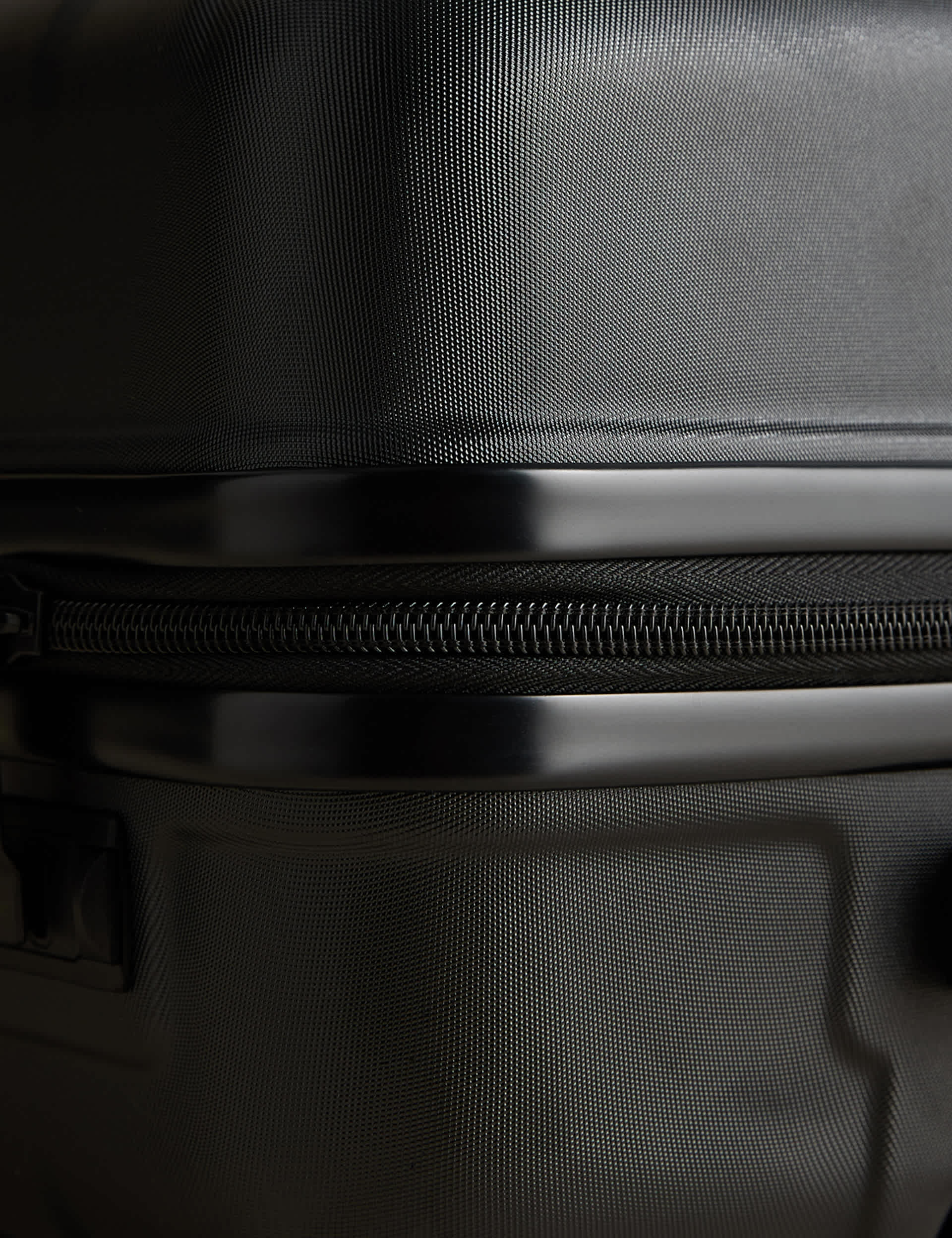 Oslo medium hard shell suitcase with four wheels (British brand)