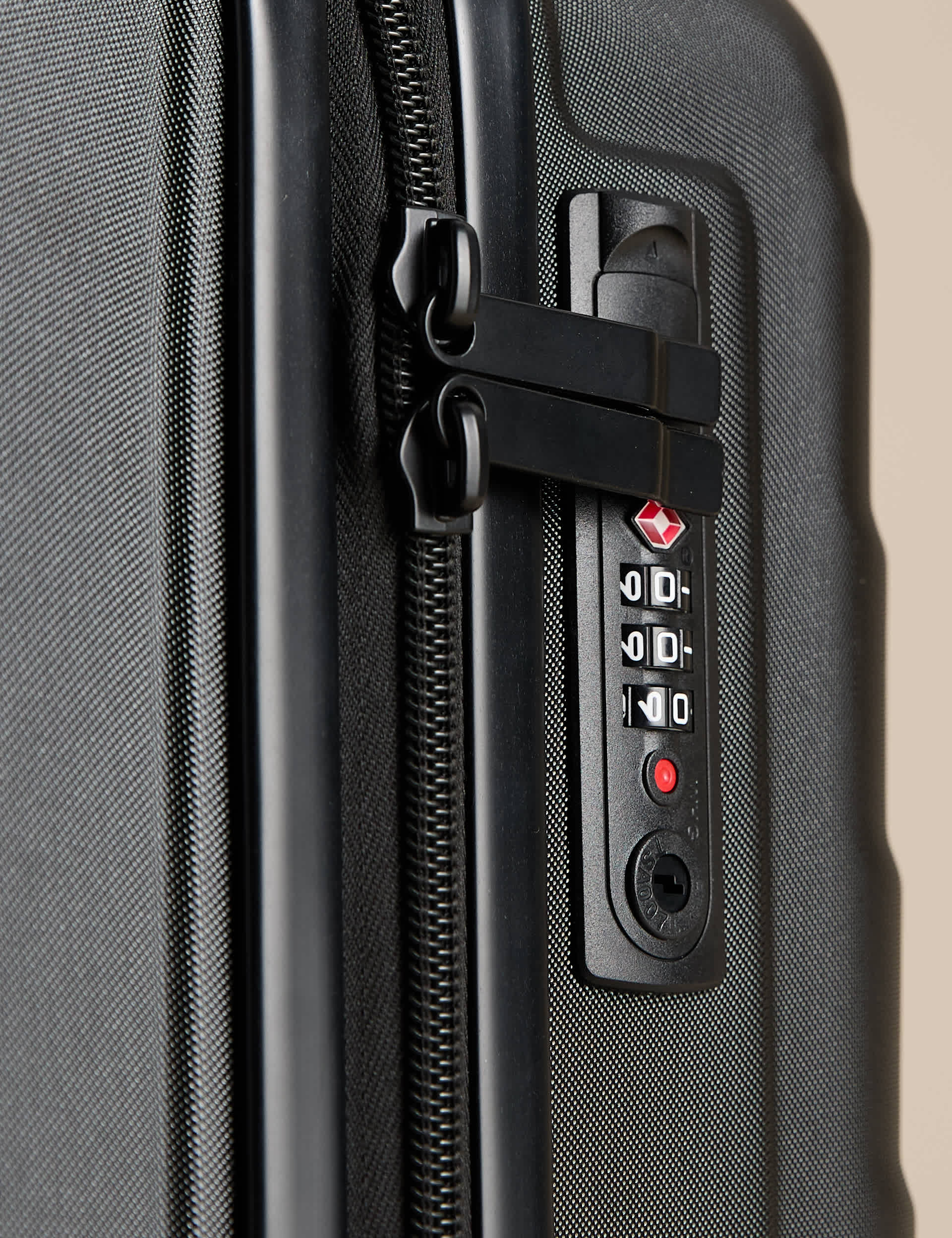 Oslo medium hard shell suitcase with four wheels (British brand)