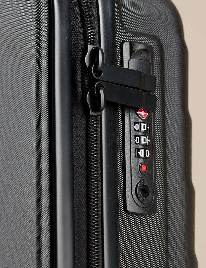 Oslo medium hard shell suitcase with four wheels (British brand)