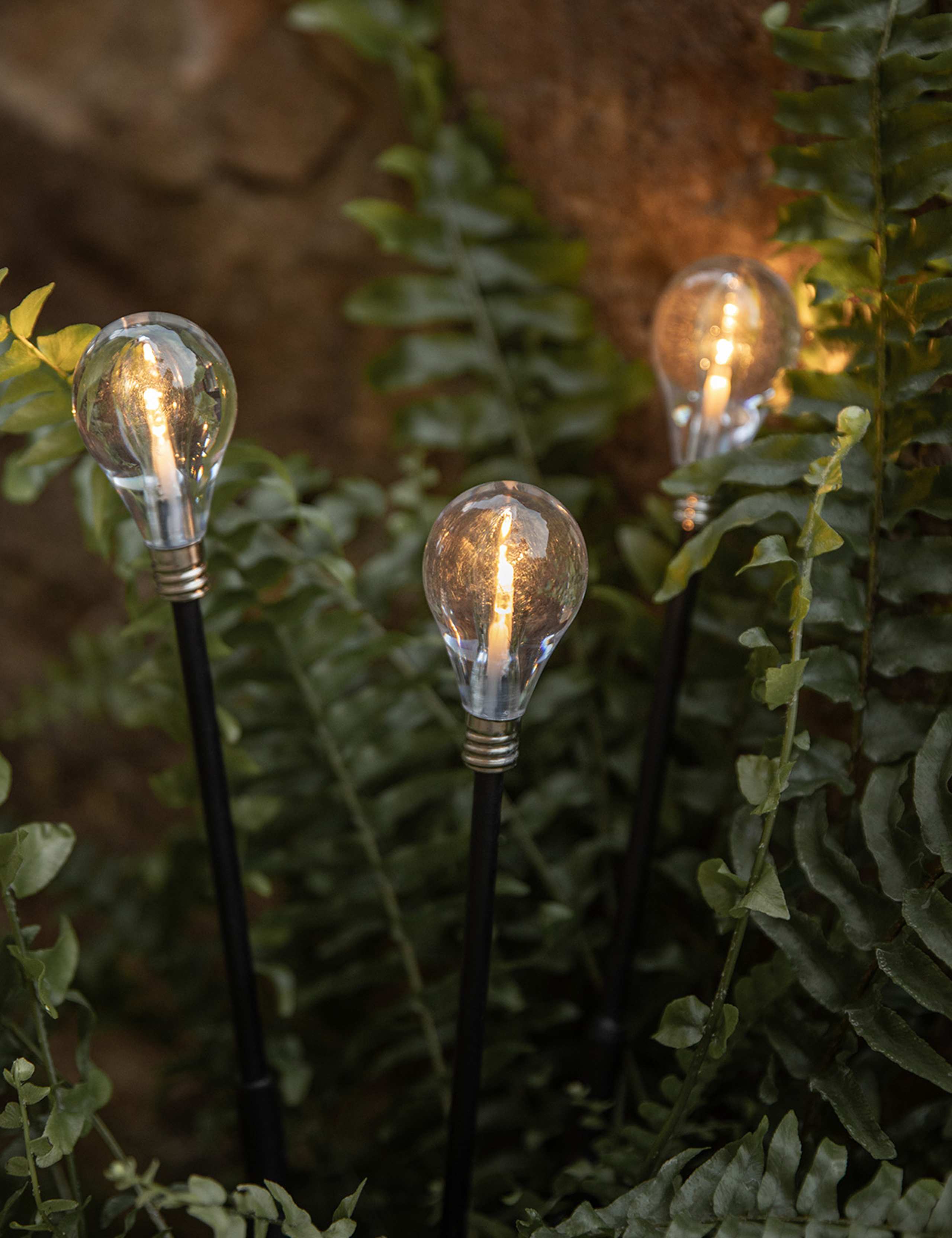 Outdoor solar pathfinder lights 150cm cable (British brand)