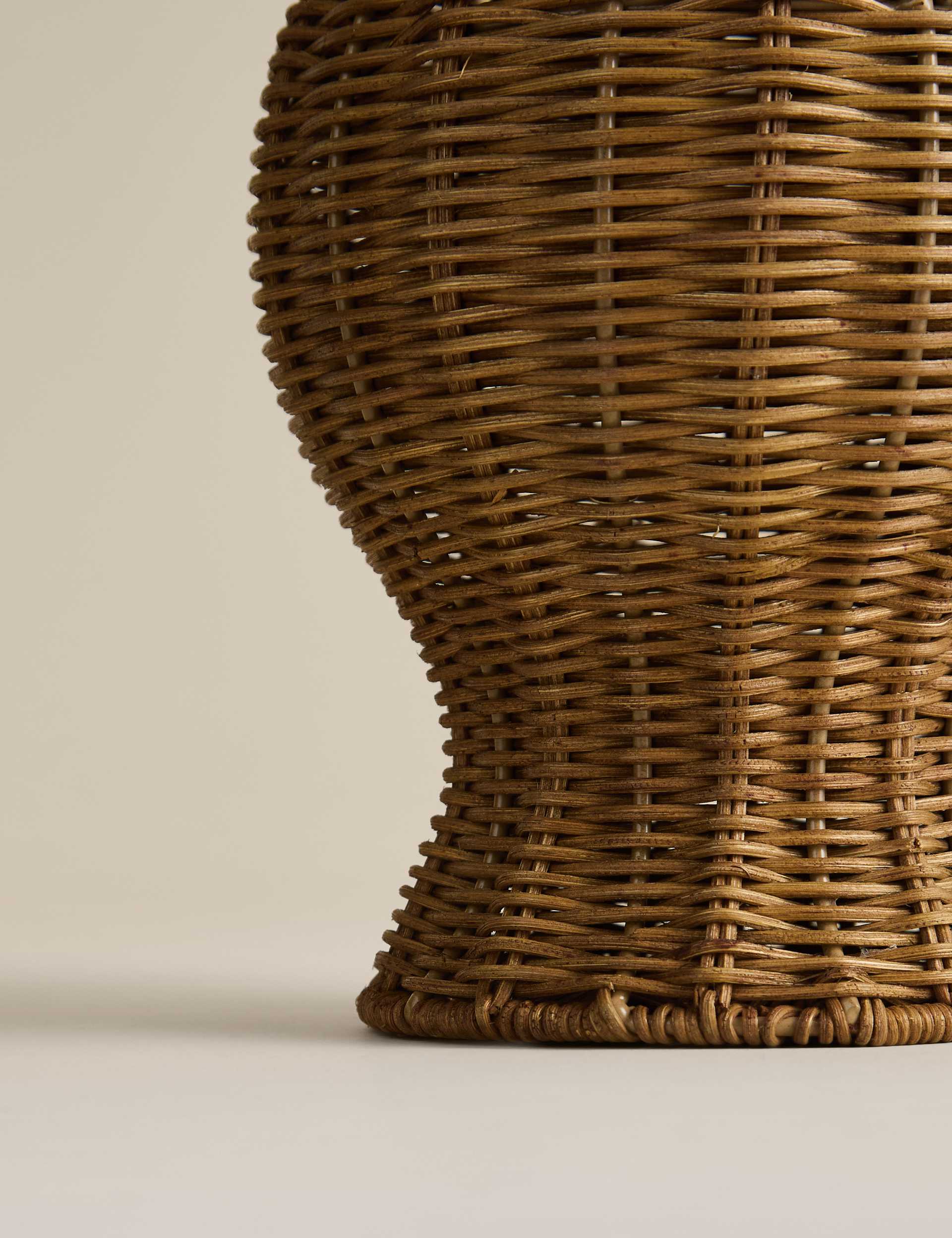 Wicker scallop vase 30cm height for dried flowers (British brand)