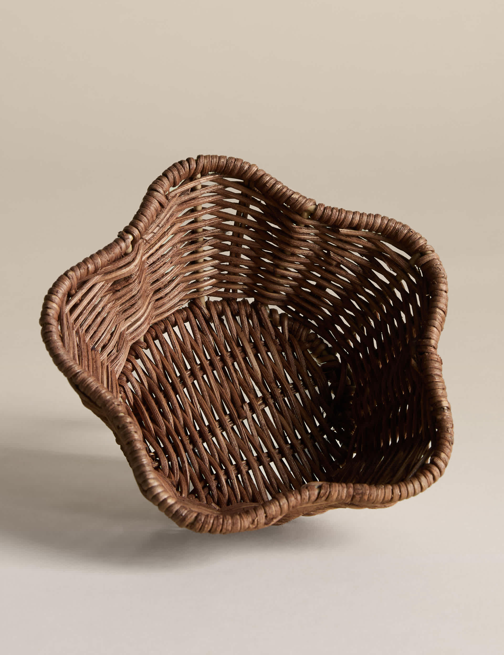 Small scalloped rattan trinket bowl 15cm, UK version