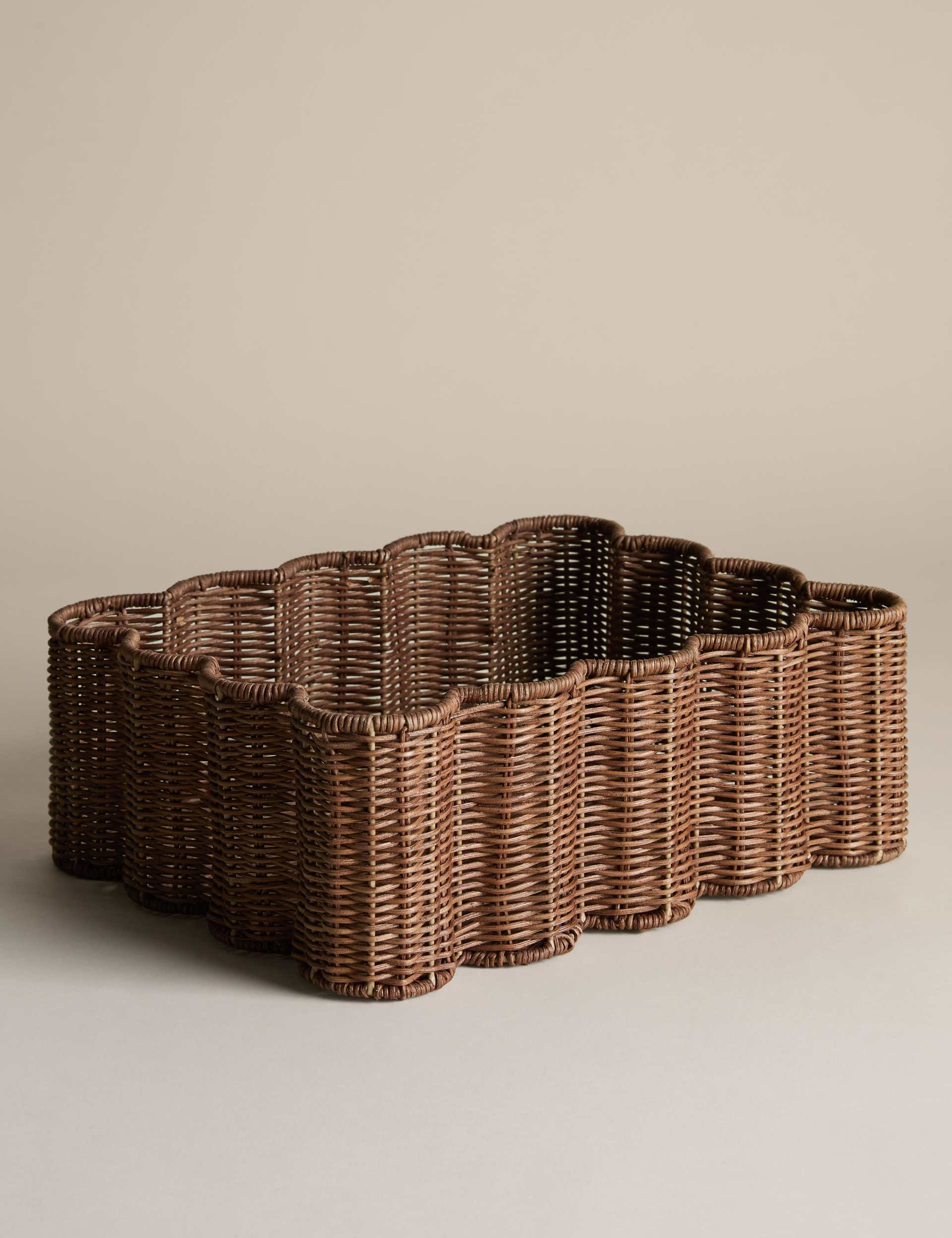 Scalloped rattan tray medium size 34x28 cm (British brand)
