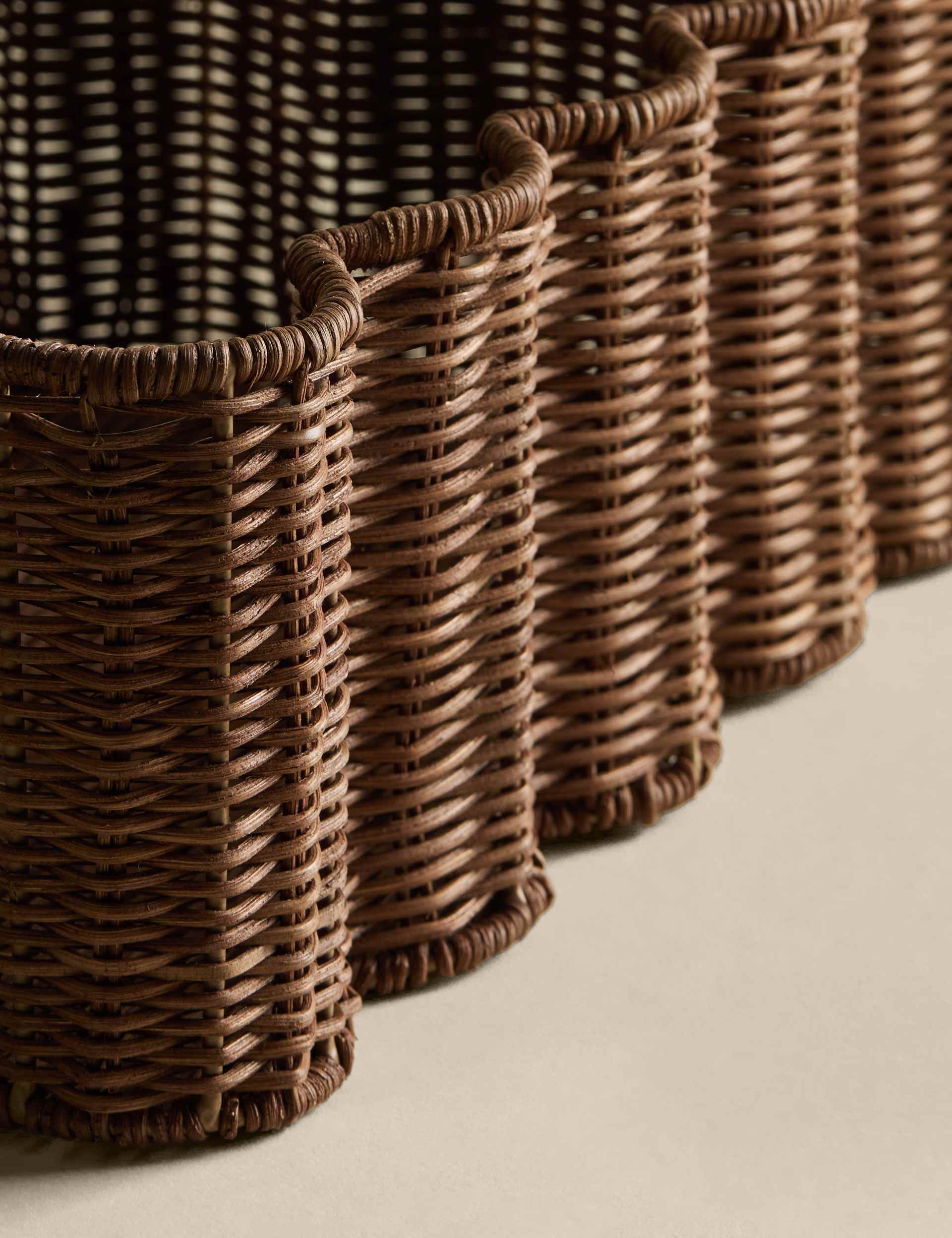 Scalloped rattan tray medium size 34x28 cm (British brand)