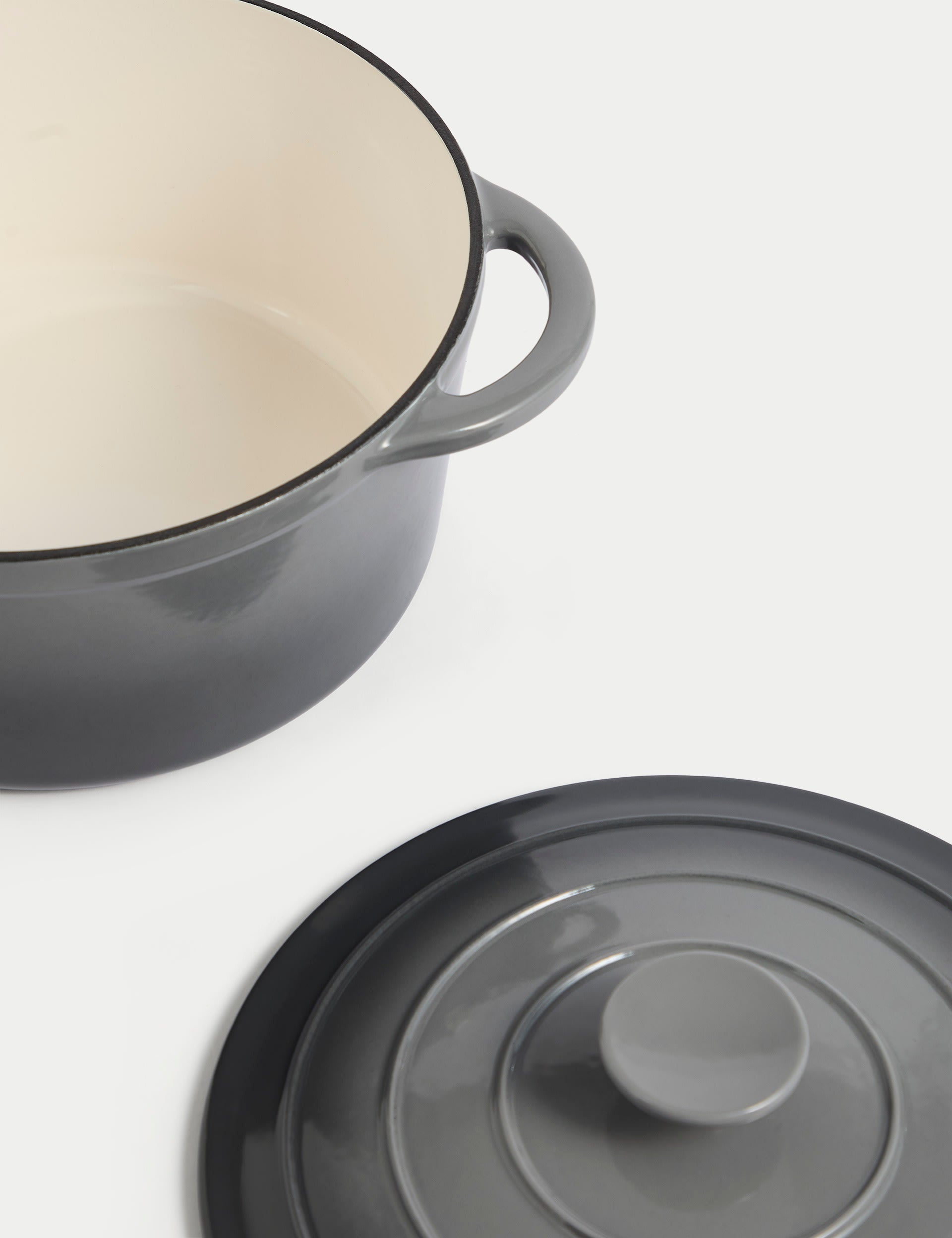 Cast iron large casserole dish 5.2 litre - British product