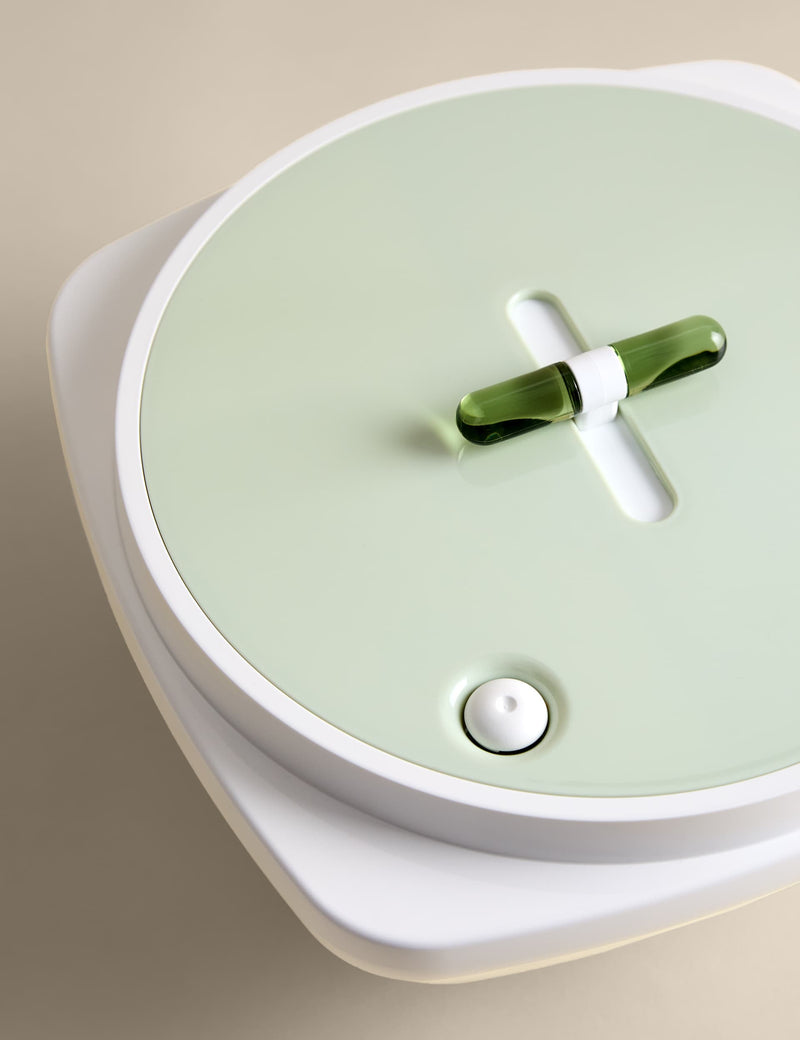 Salad spinner with one-handed sliding design, imported from the UK
