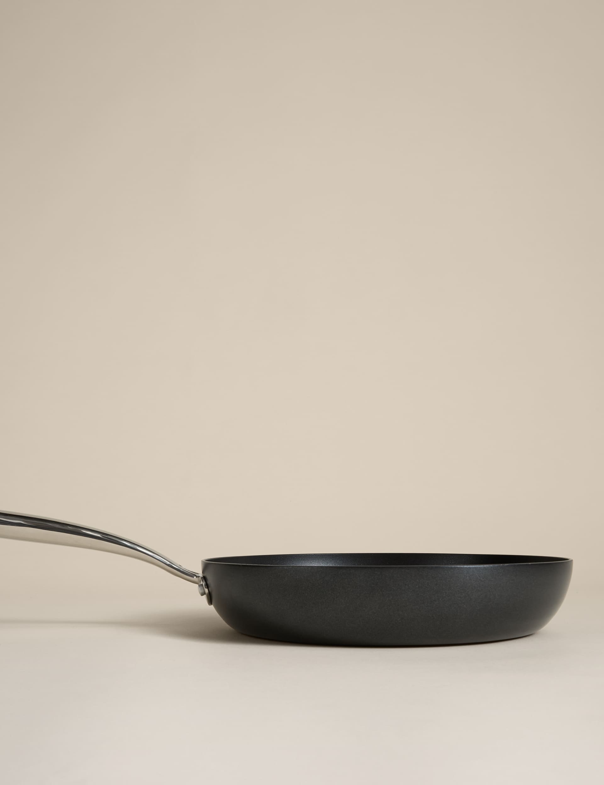 Non-Stick Pro 28cm frying pan (British brand)