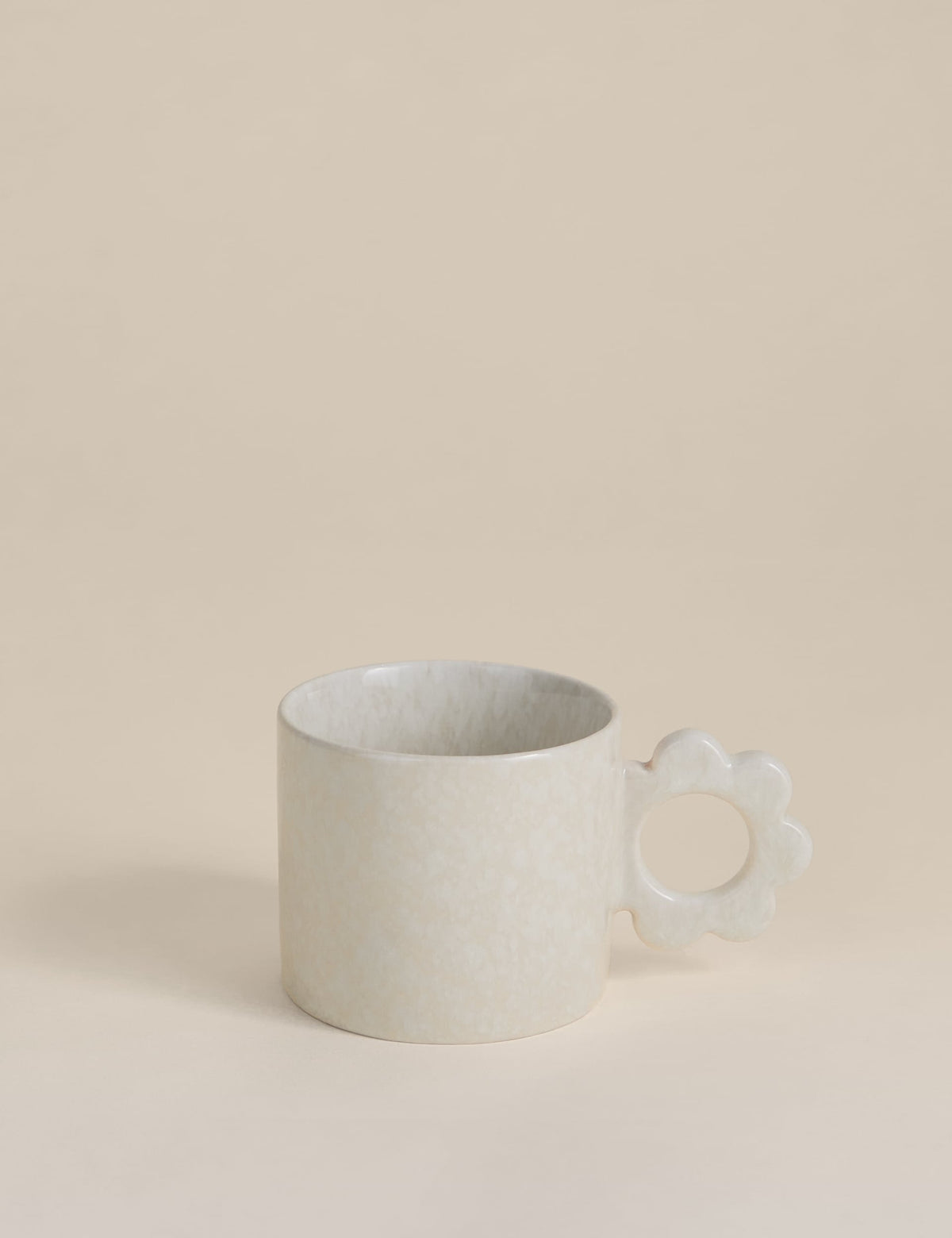 Stoneware mug with a flower-shaped handle - British product