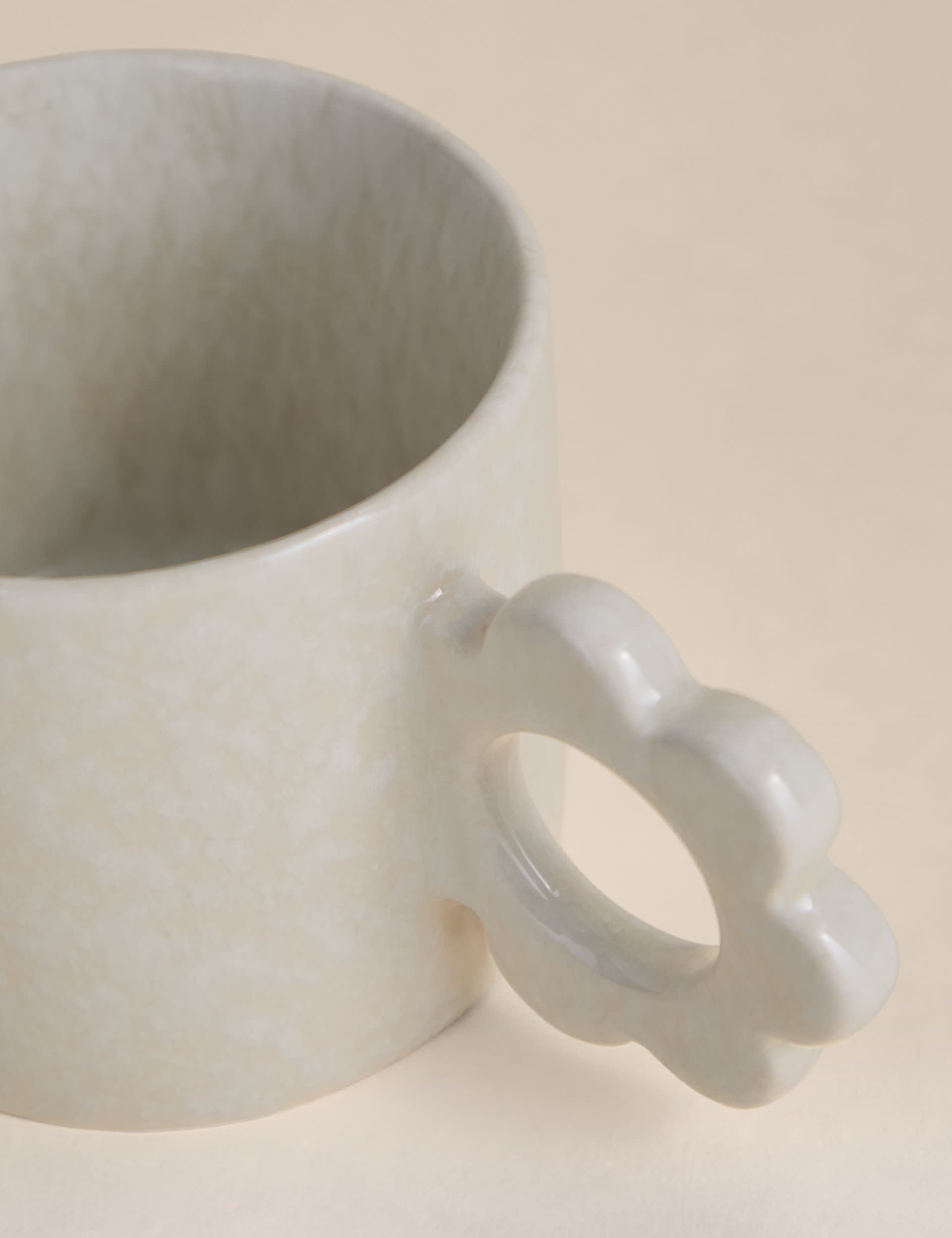 Stoneware mug with a flower-shaped handle - British product