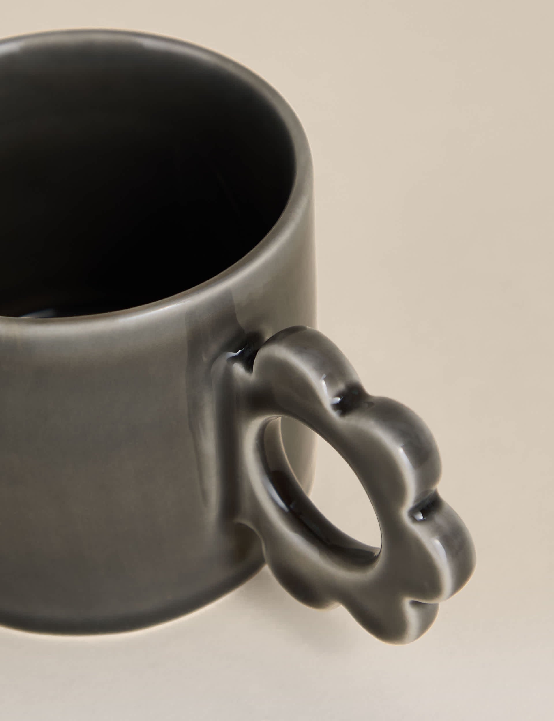 Stoneware mug with a flower-shaped handle - British product