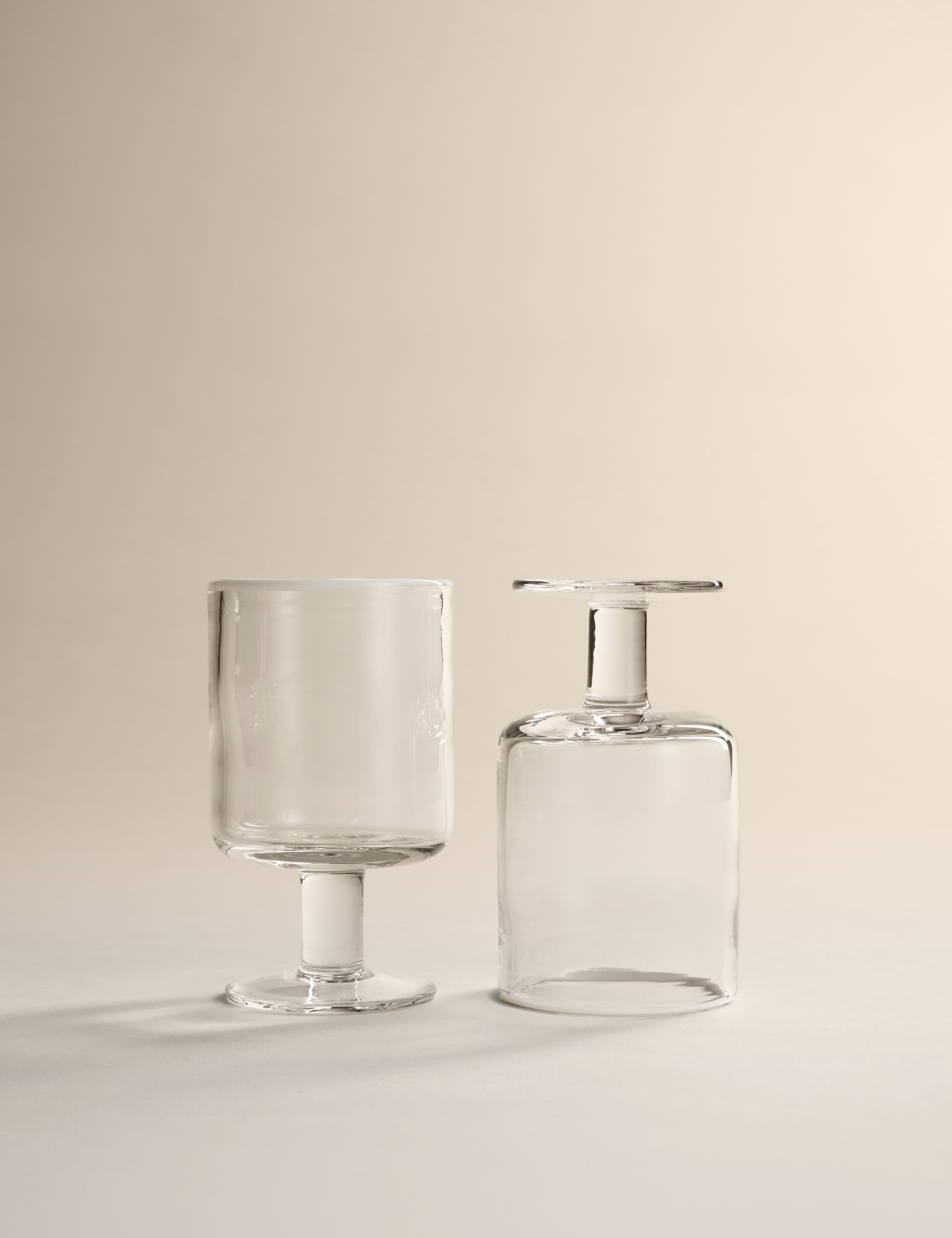 Set of 2 contrast rim wine glasses British product