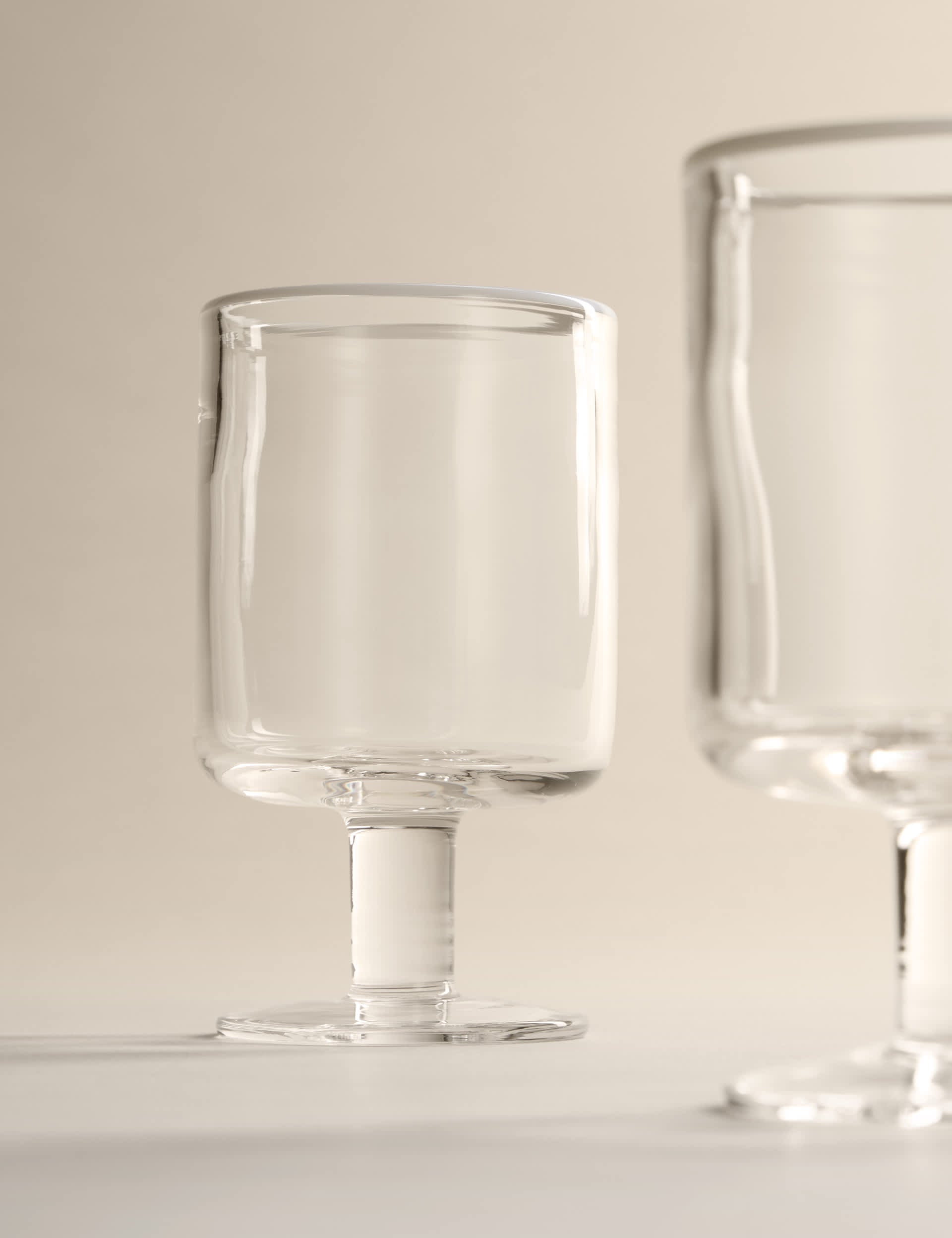 Set of 2 contrast rim wine glasses British product