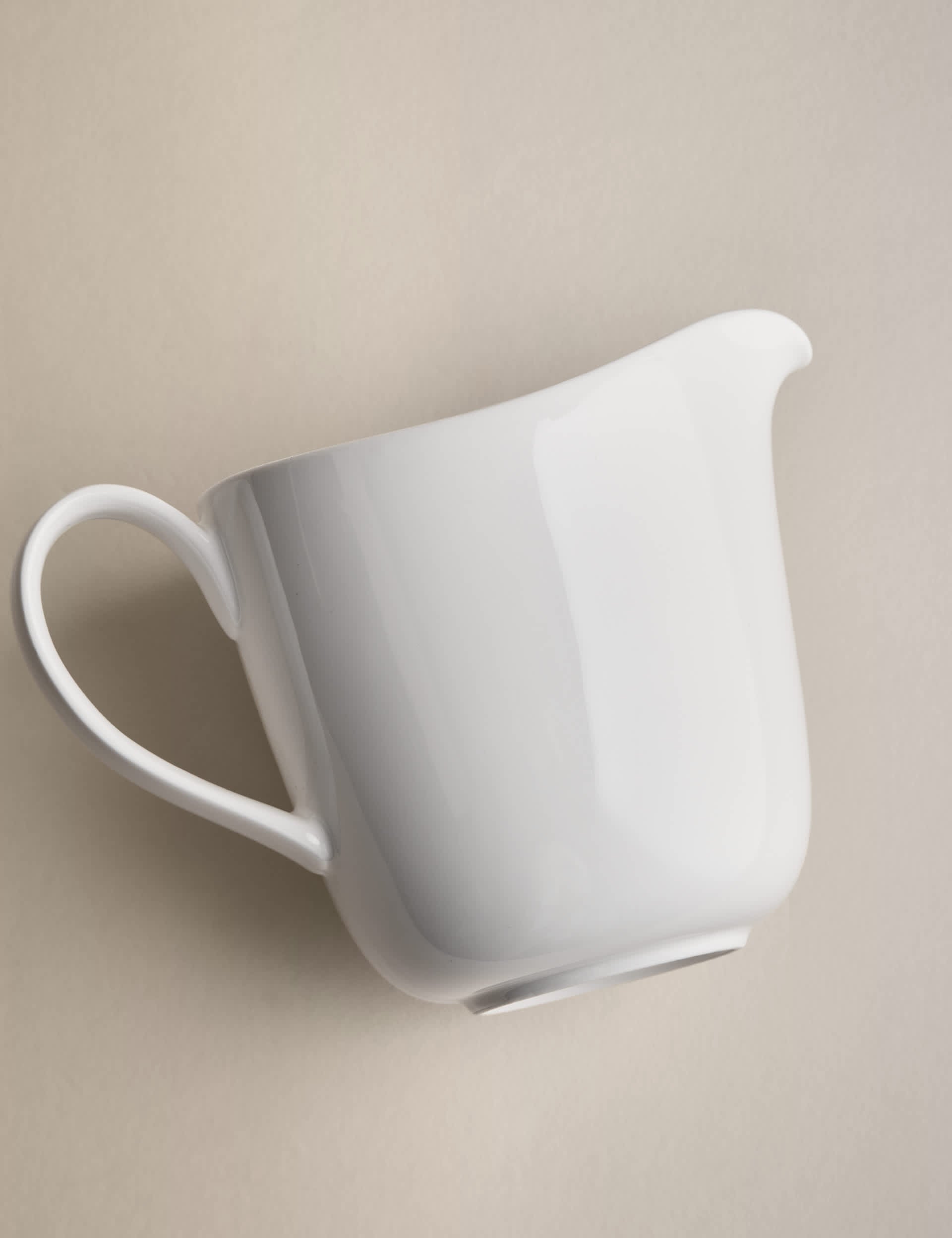 Maxim large porcelain jug for milk or juice (British brand)