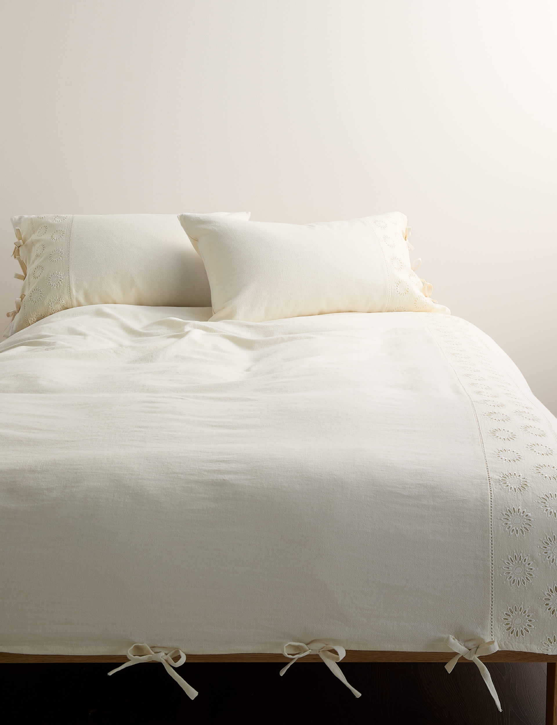 Schiffli embroidered linen bedding set, 55% linen - British product