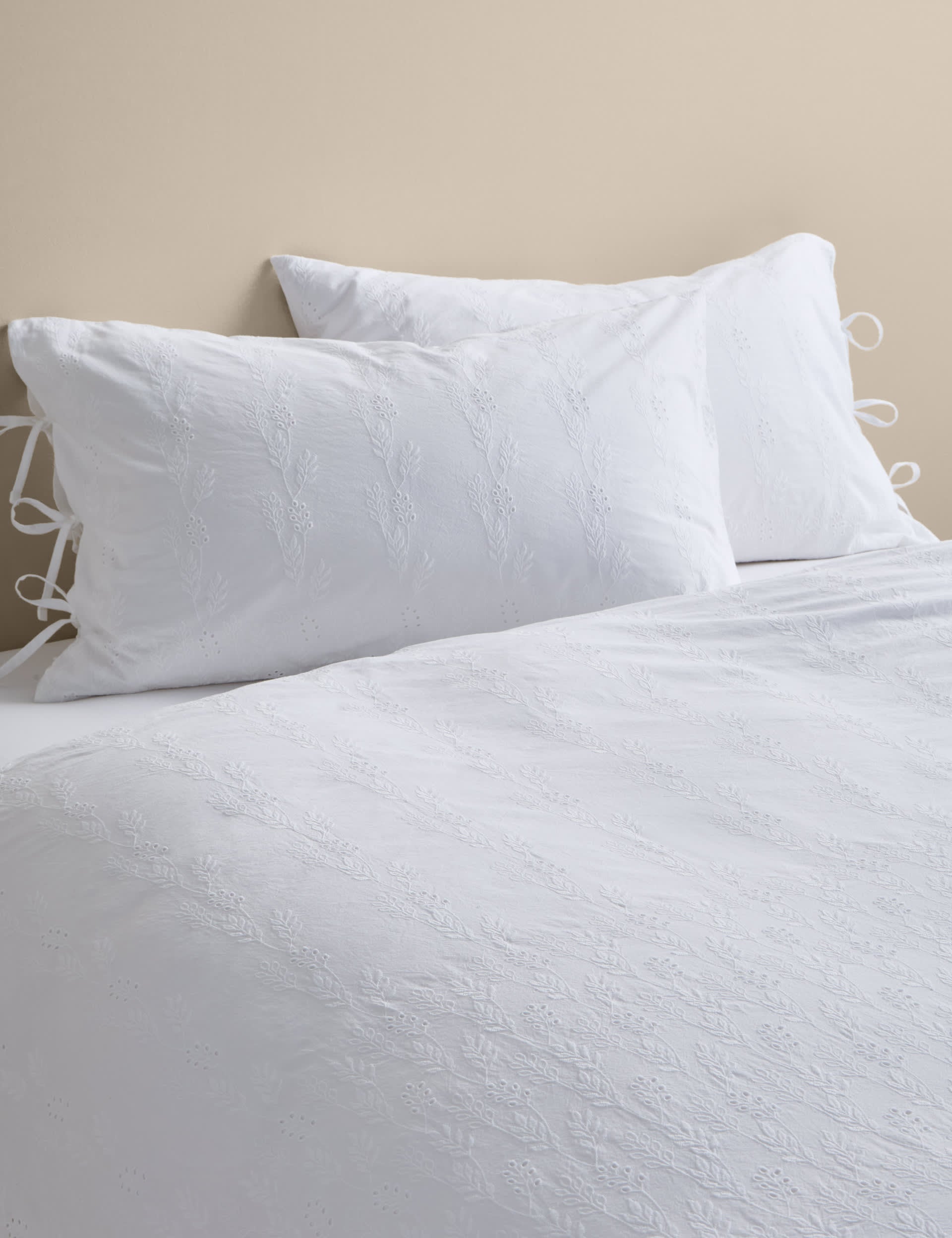 Pure cotton embroidered bedding set with leaf design - British product