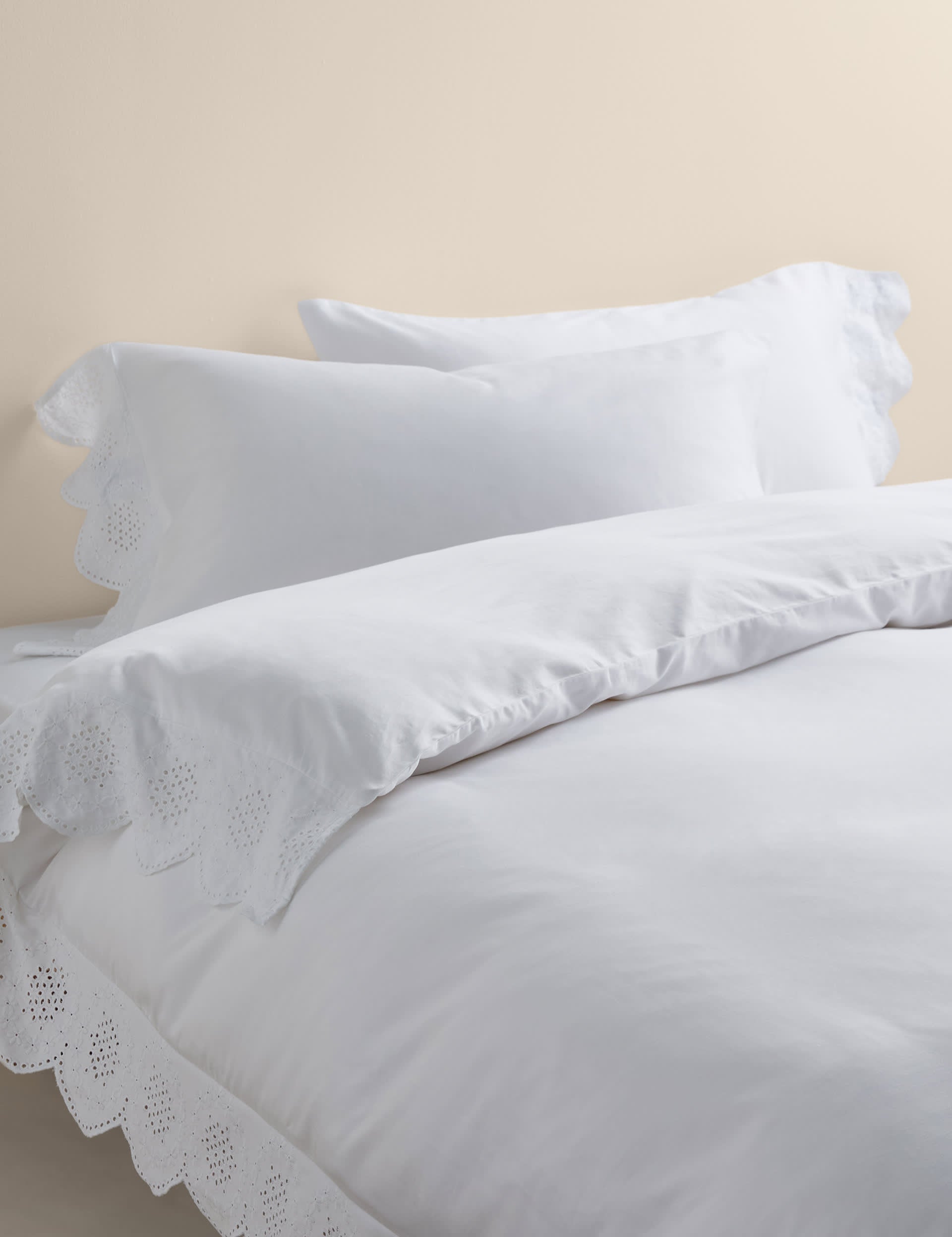 Pure cotton broderie scalloped edge bedding set - British product