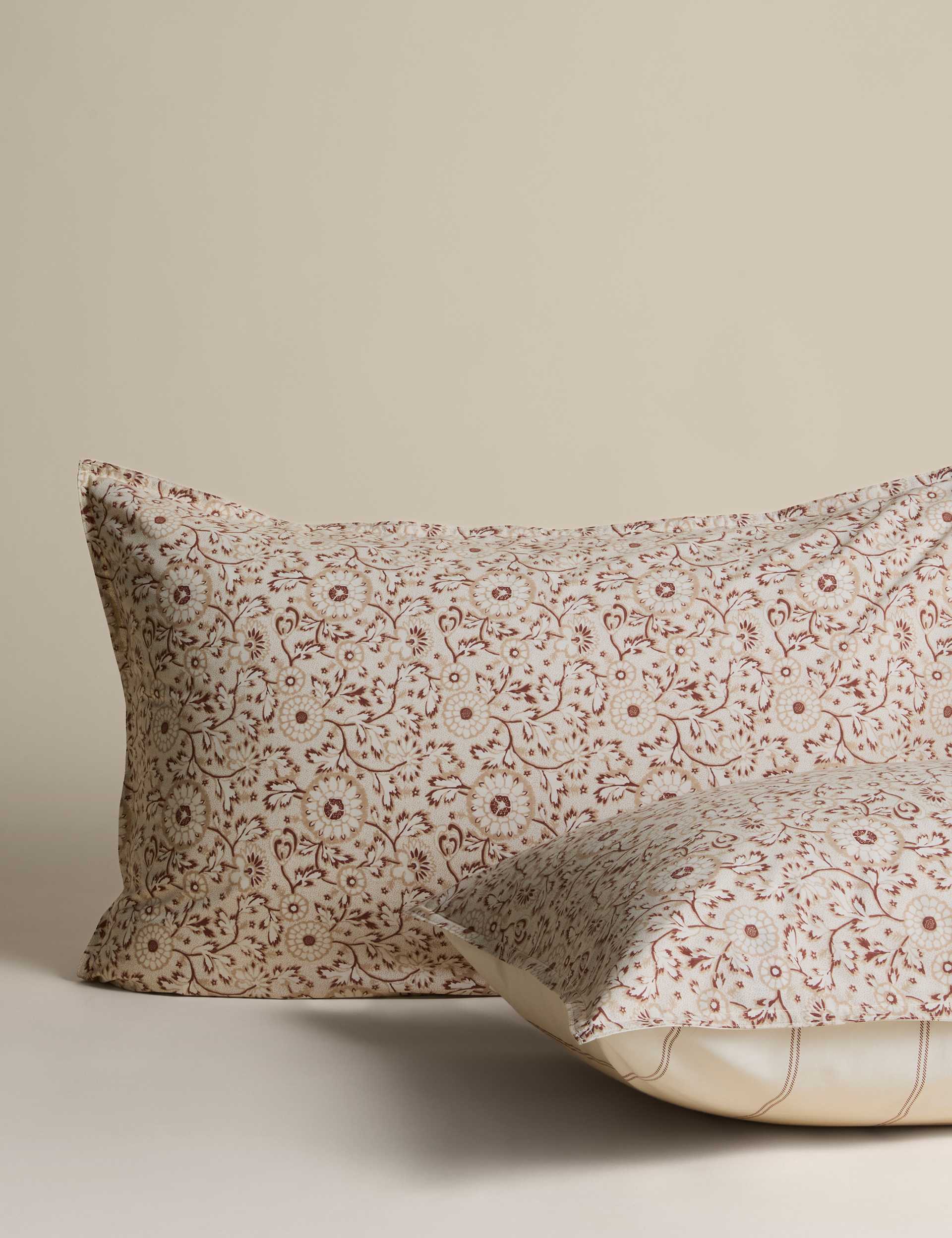 Floral cotton rich woodblock bedding set with StayNew technology - British product
