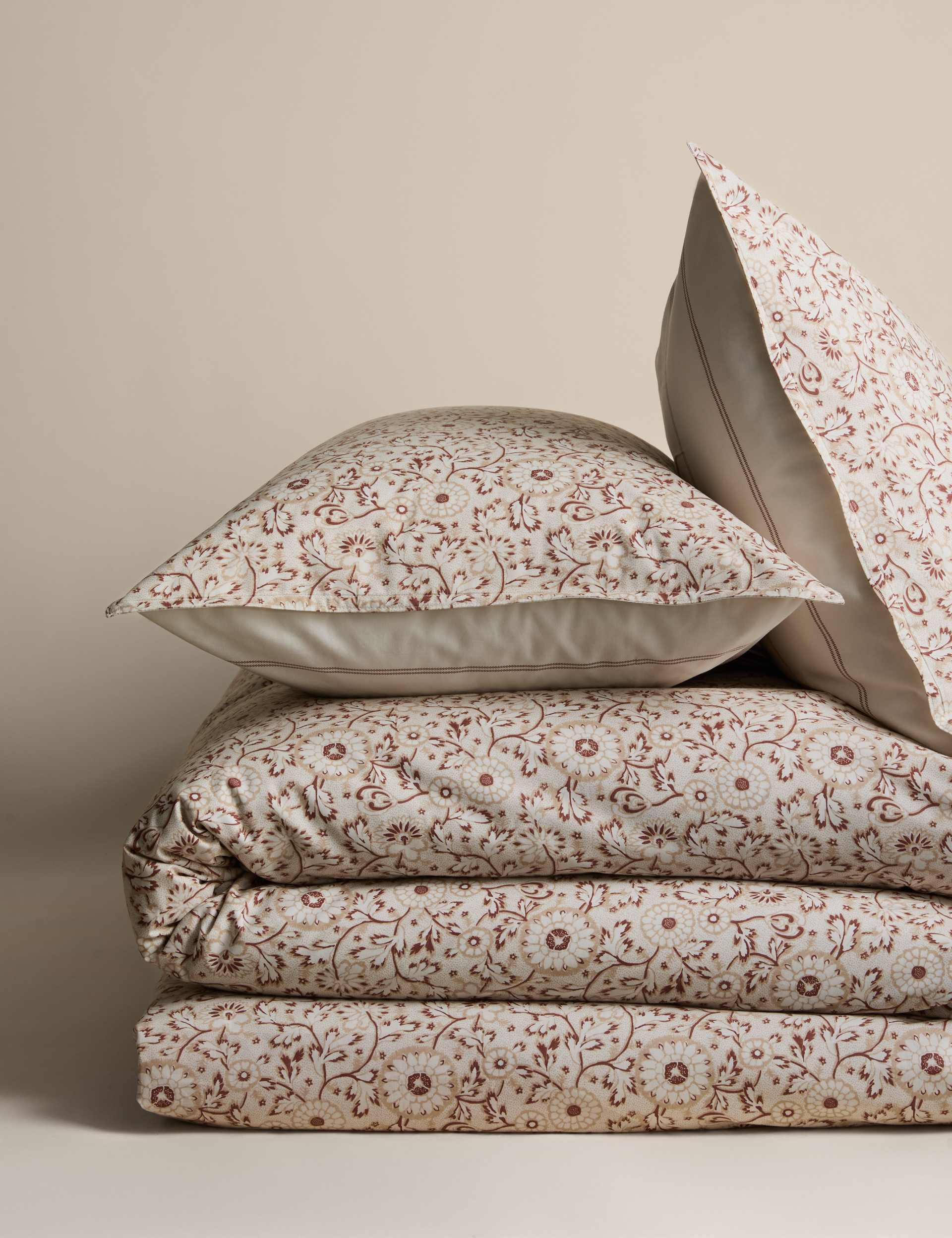 Floral cotton rich woodblock bedding set with StayNew technology - British product