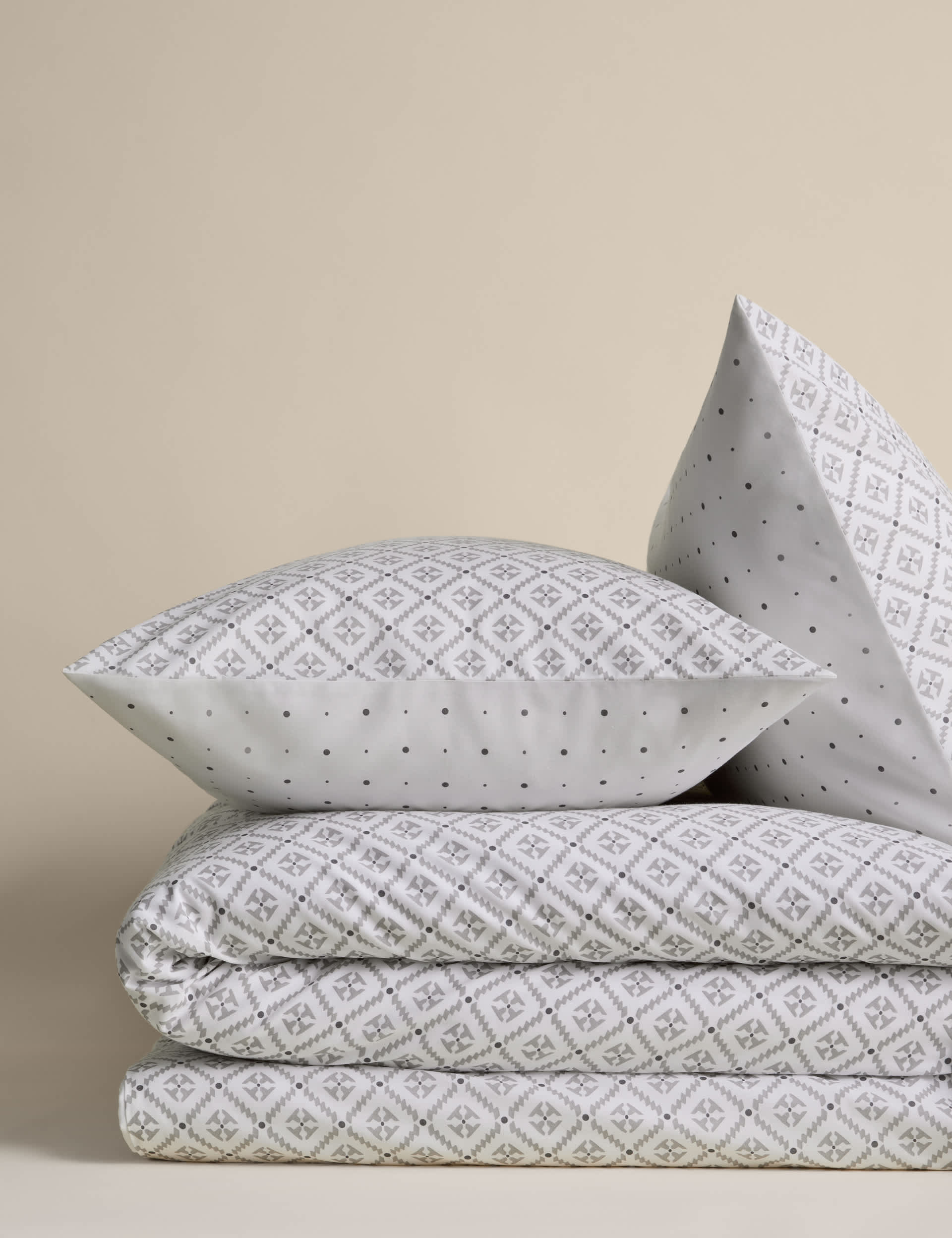 Cotton blend geometric tile bedding set, UK version