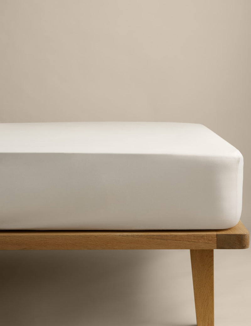 Cotton blend non-iron fitted sheet 25cm deep - British product