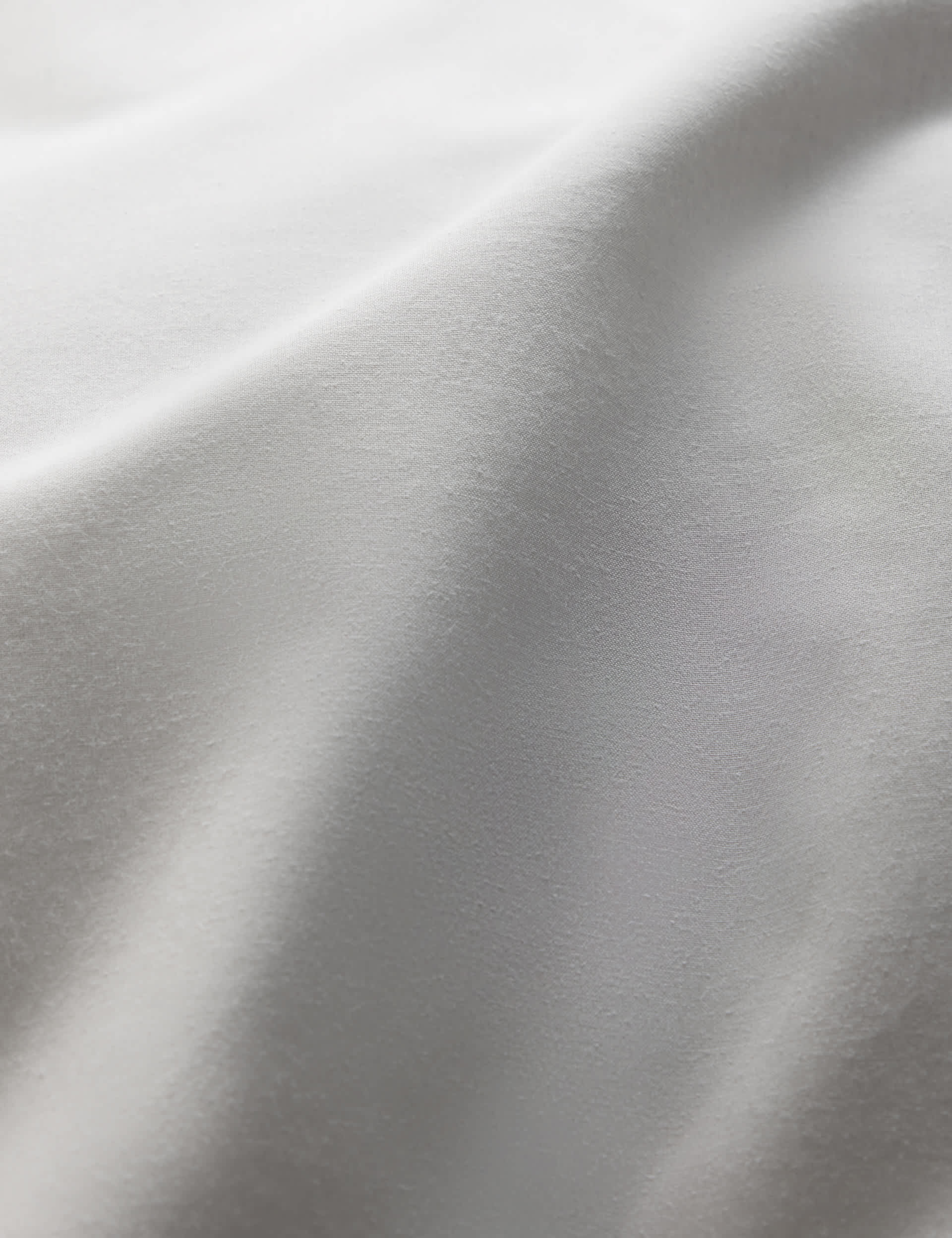 Cotton blend non-iron fitted sheet 25cm deep - British product