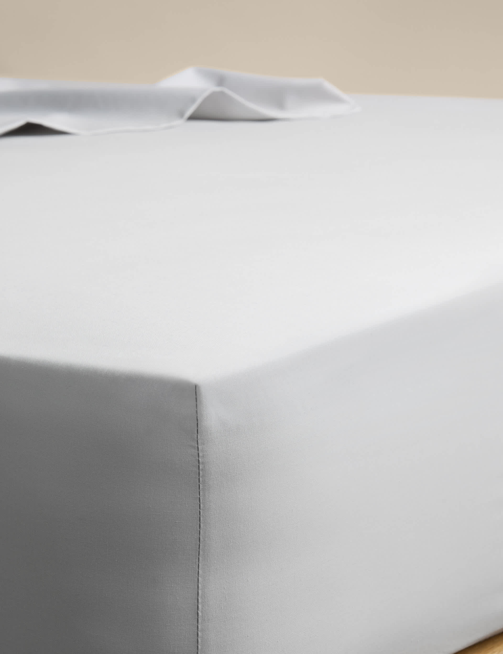 Cotton blend non-iron fitted sheet 25cm deep - British product