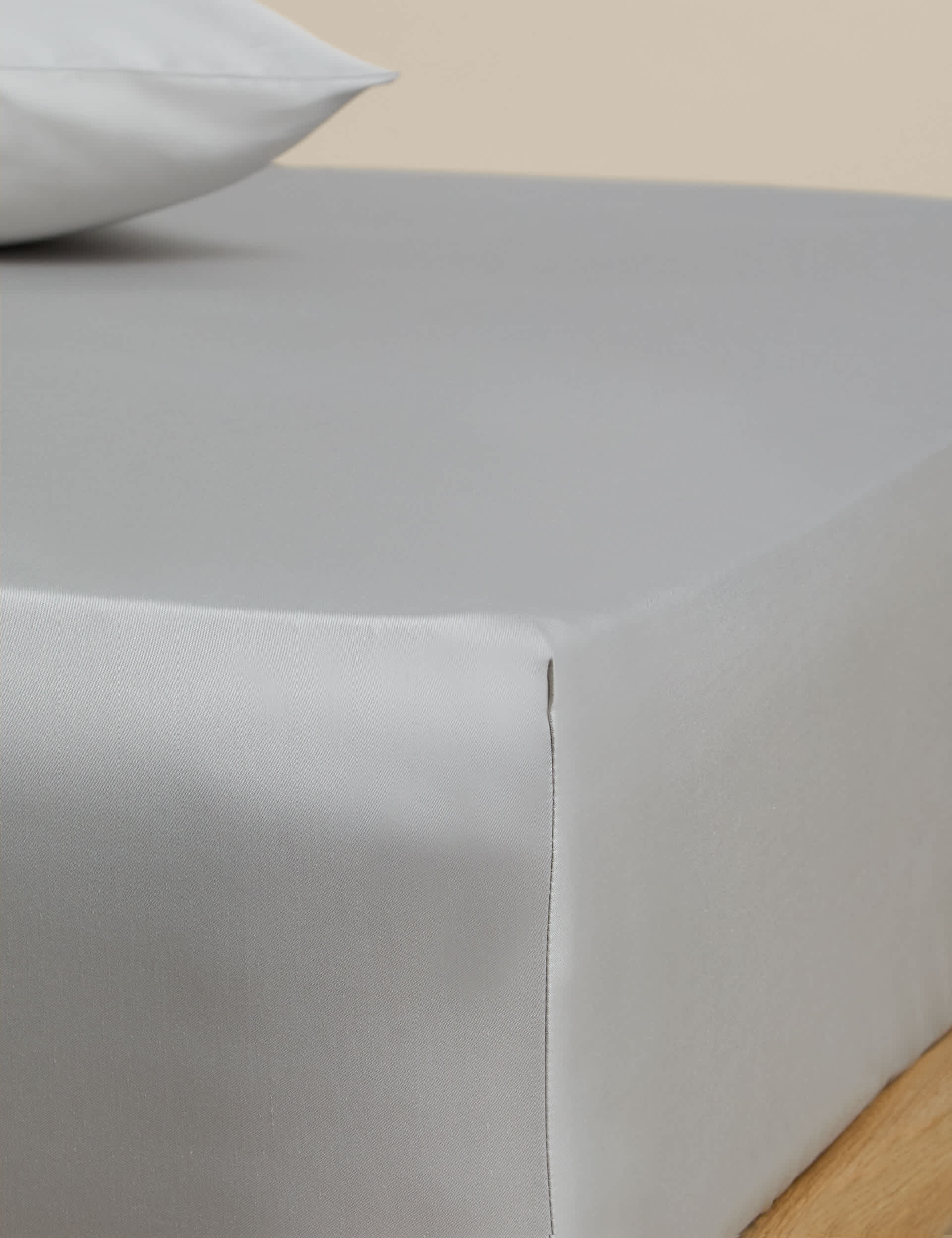 Egyptian cotton fitted sheet 230 thread count (British brand)