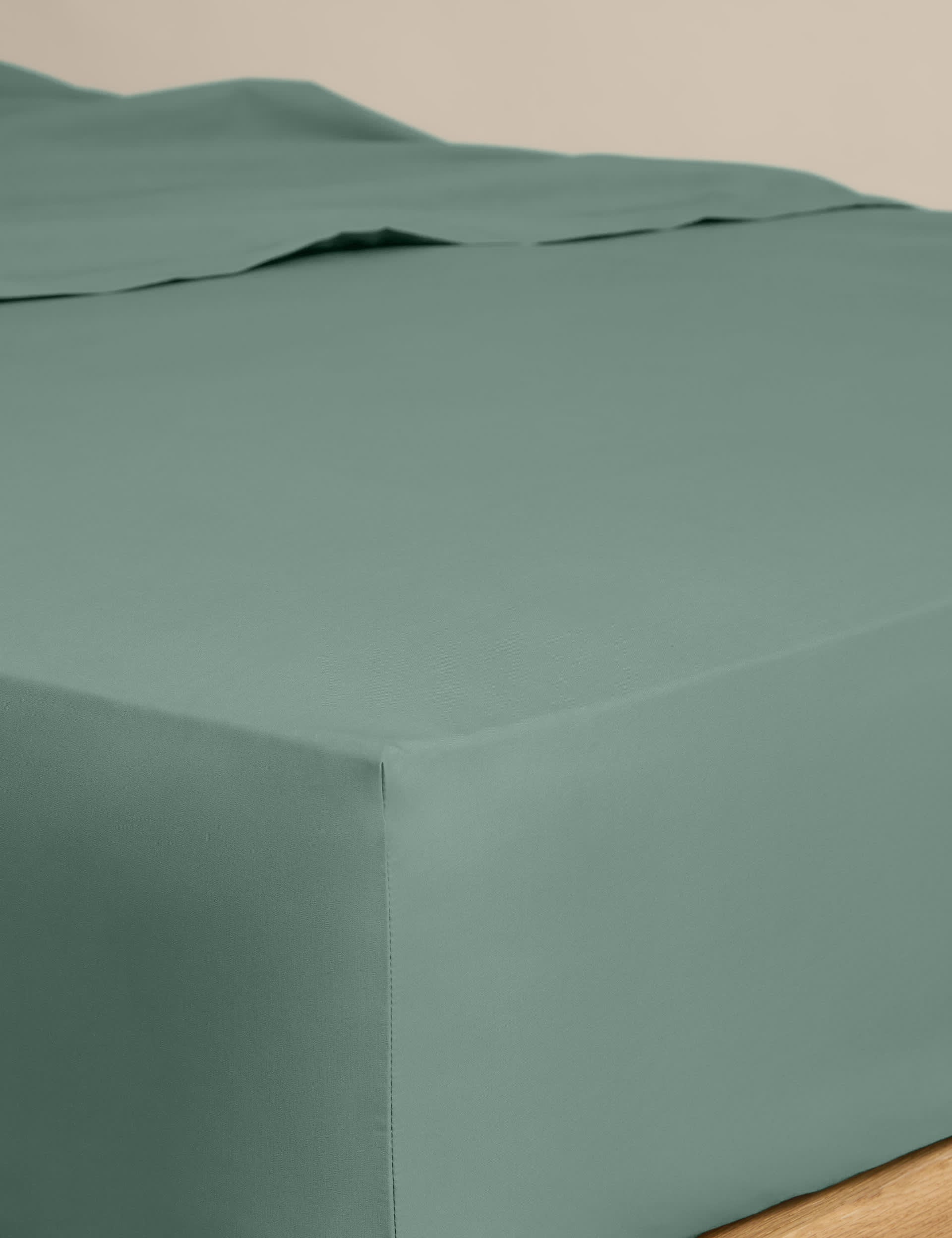 Egyptian cotton deep fitted sheet with StayNEW technology (British brand)