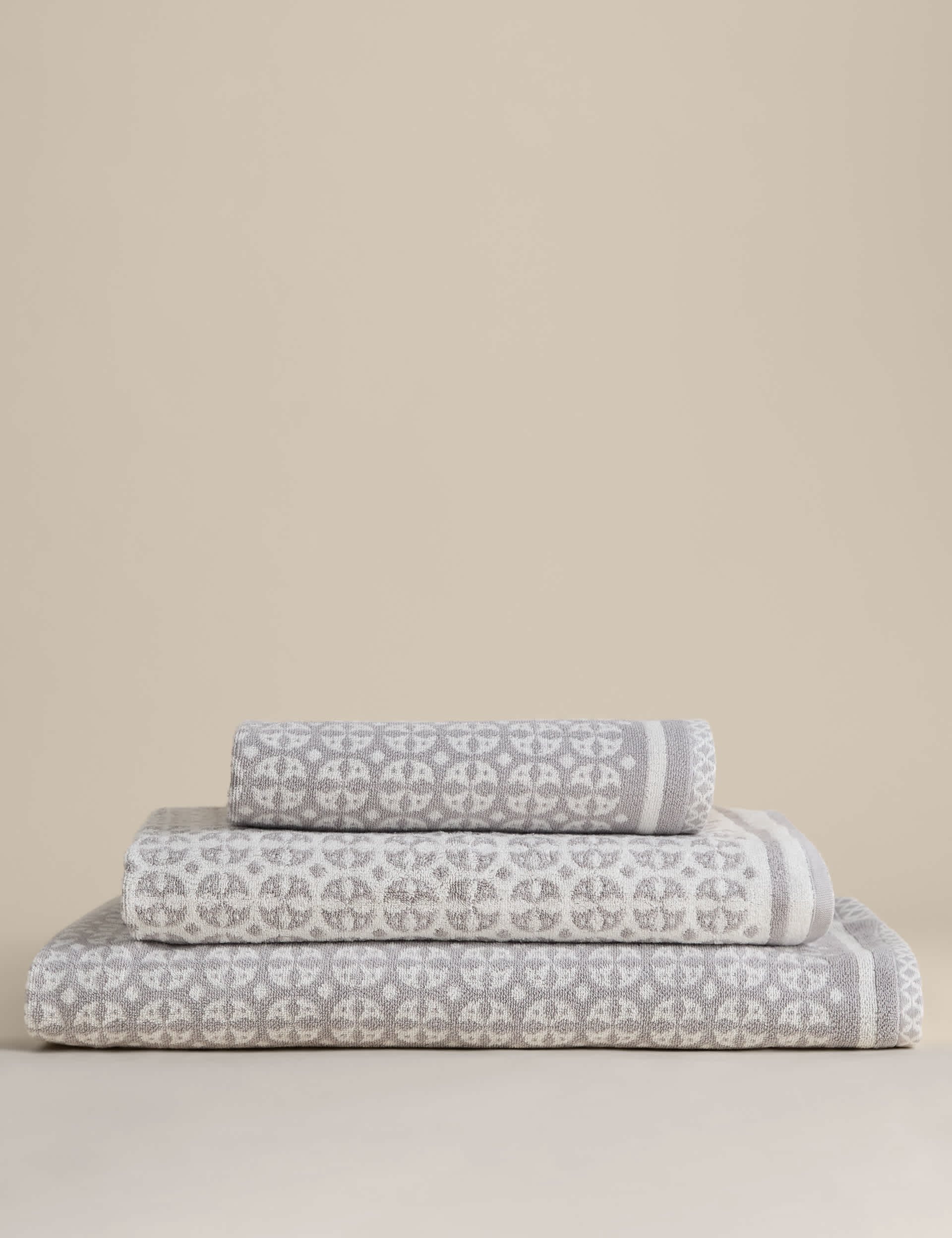 Pure cotton geometric circle bath towel, imported from the UK