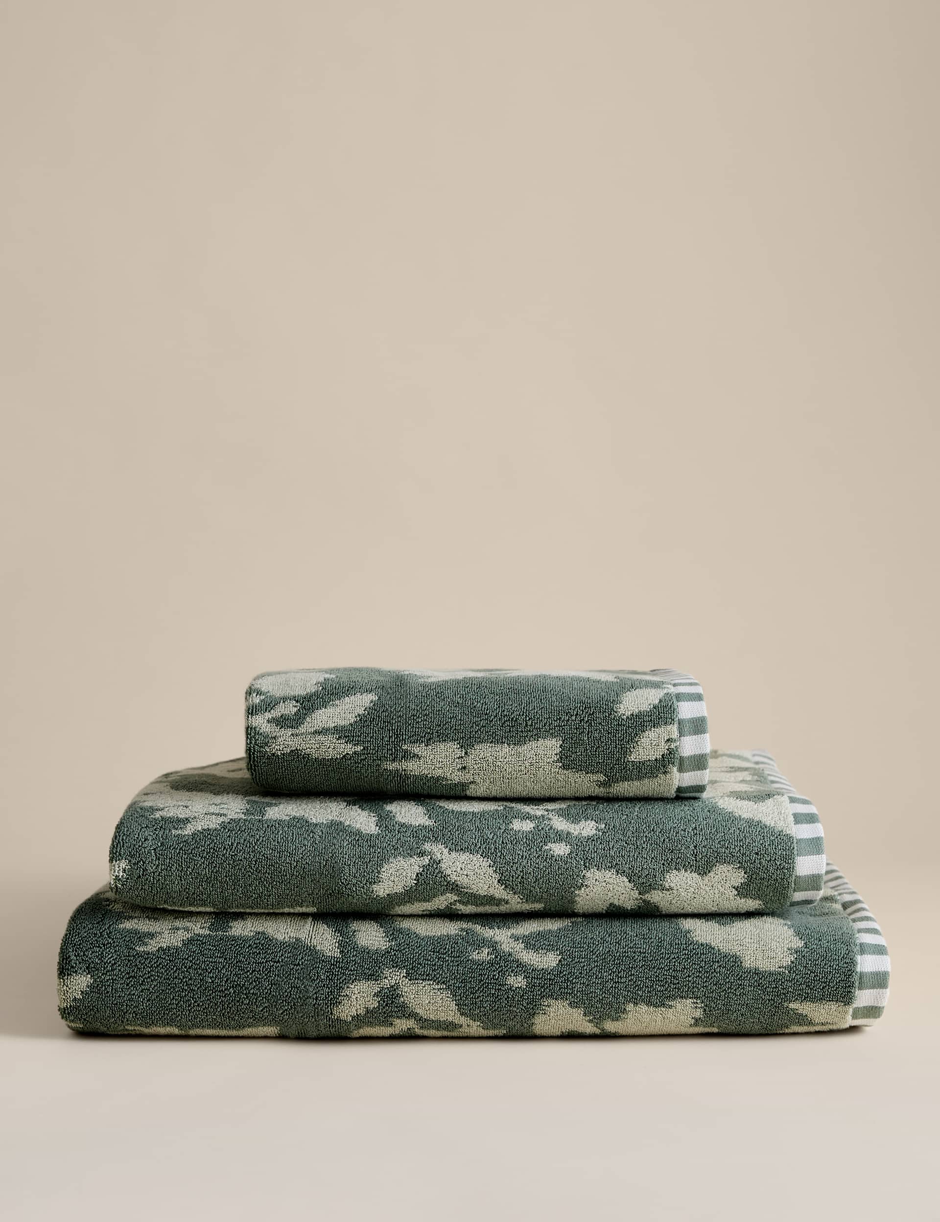 Floral towel in pure cotton 550 GSM British brand
