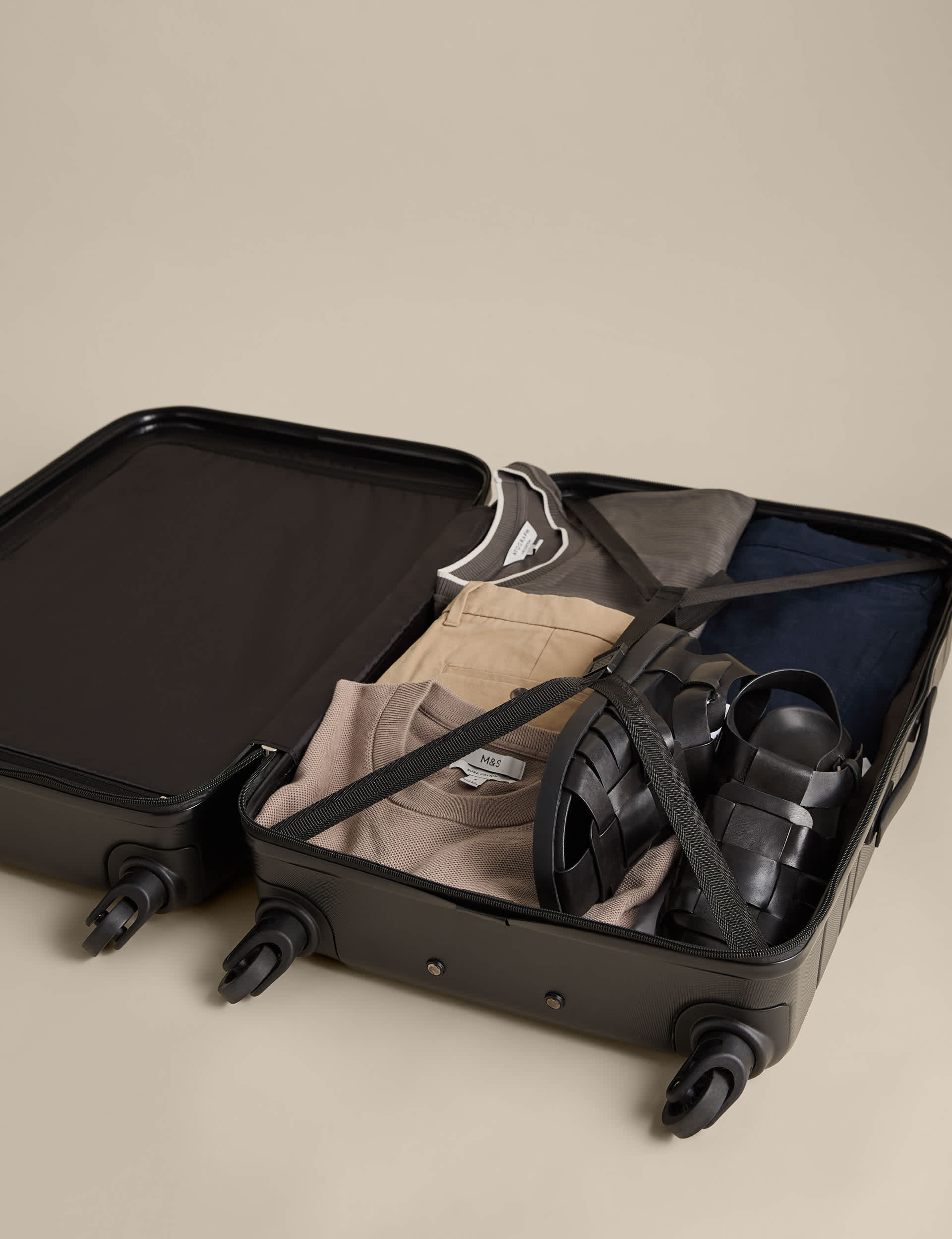 Pisa 4 wheel hard shell medium suitcase, imported from the UK