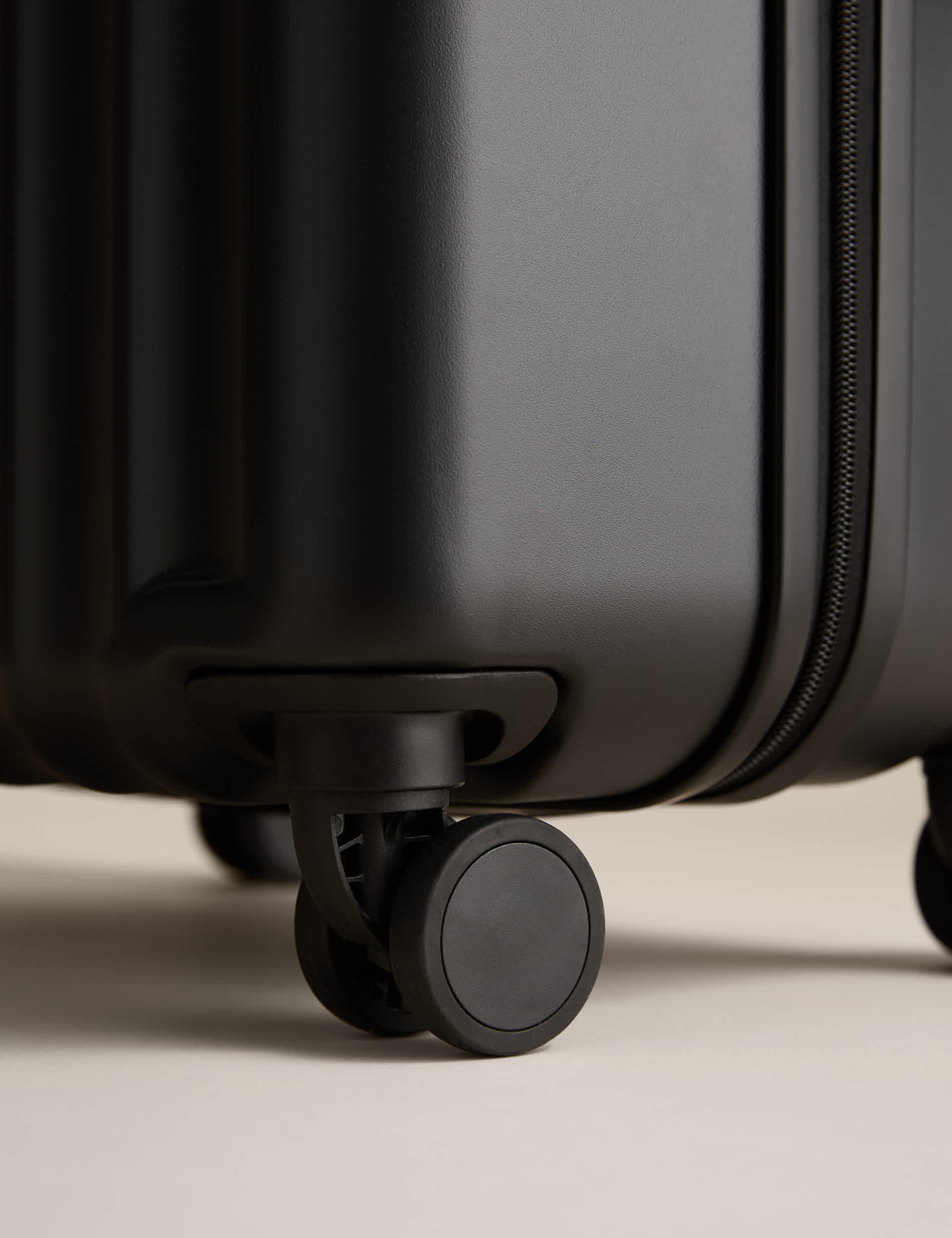 Mykonos 4 wheel hard shell medium suitcase, UK version