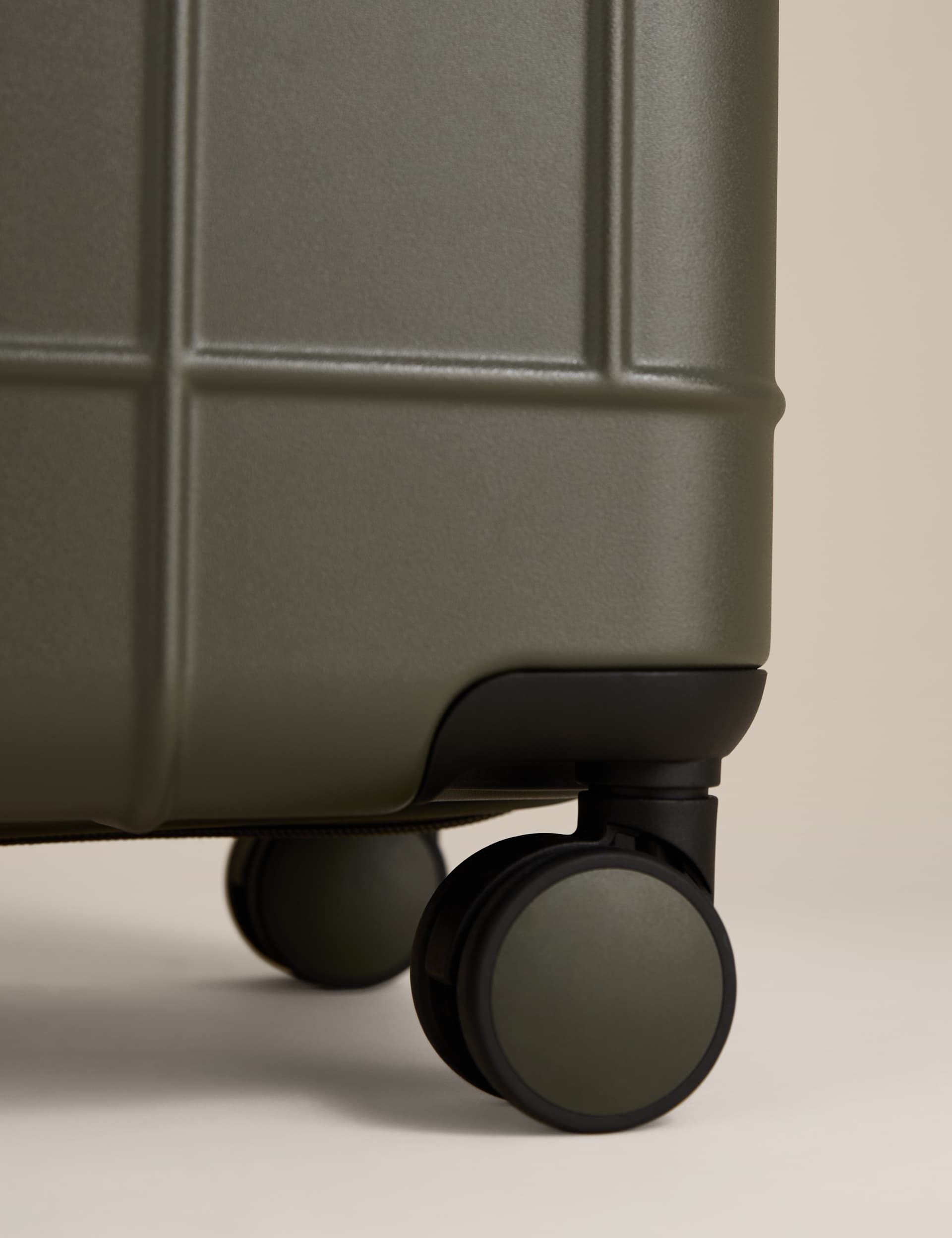 Stockholm 4 wheel hard shell medium suitcase - British product