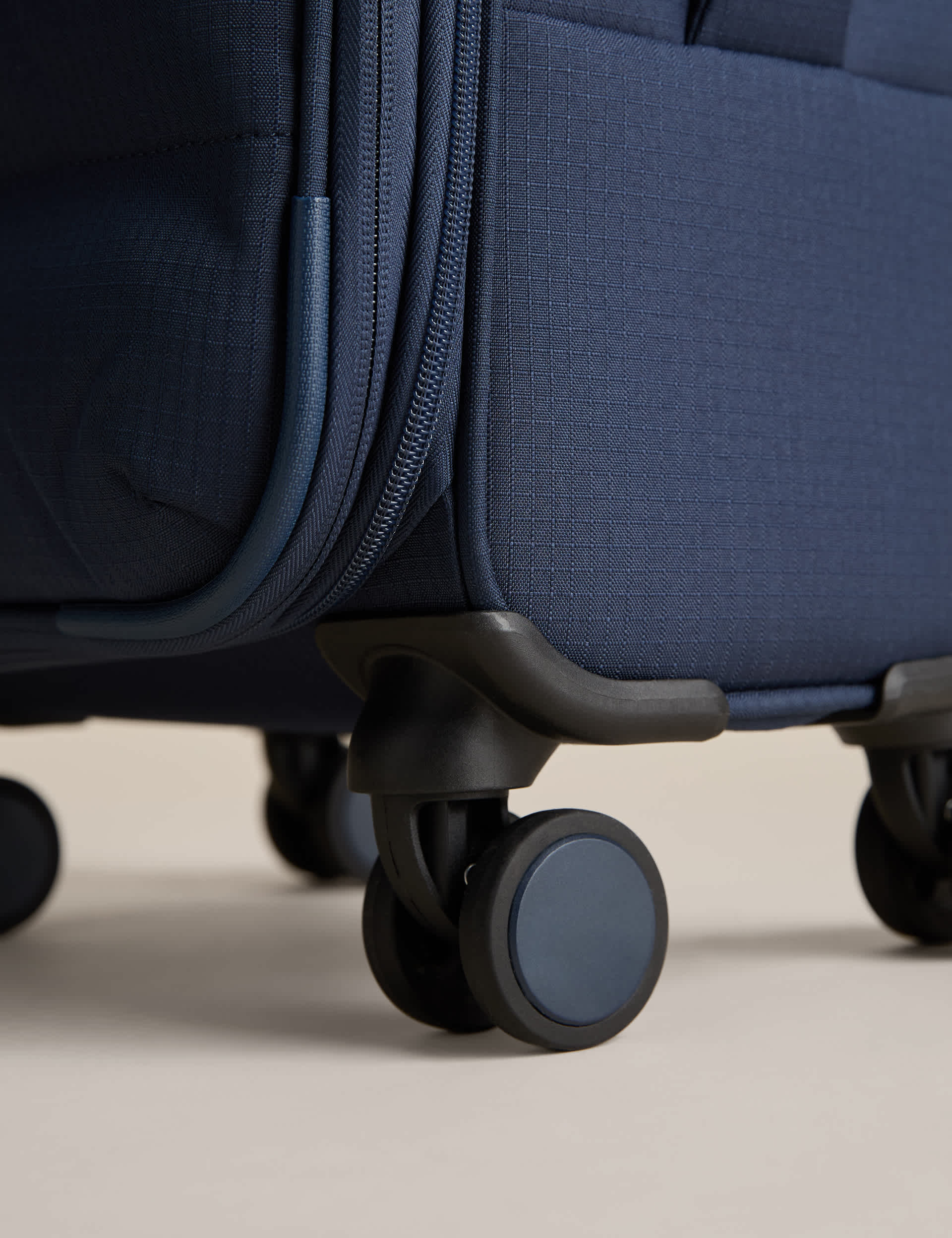 Geneva soft cabin carry-on suitcase with 4 wheels, UK version
