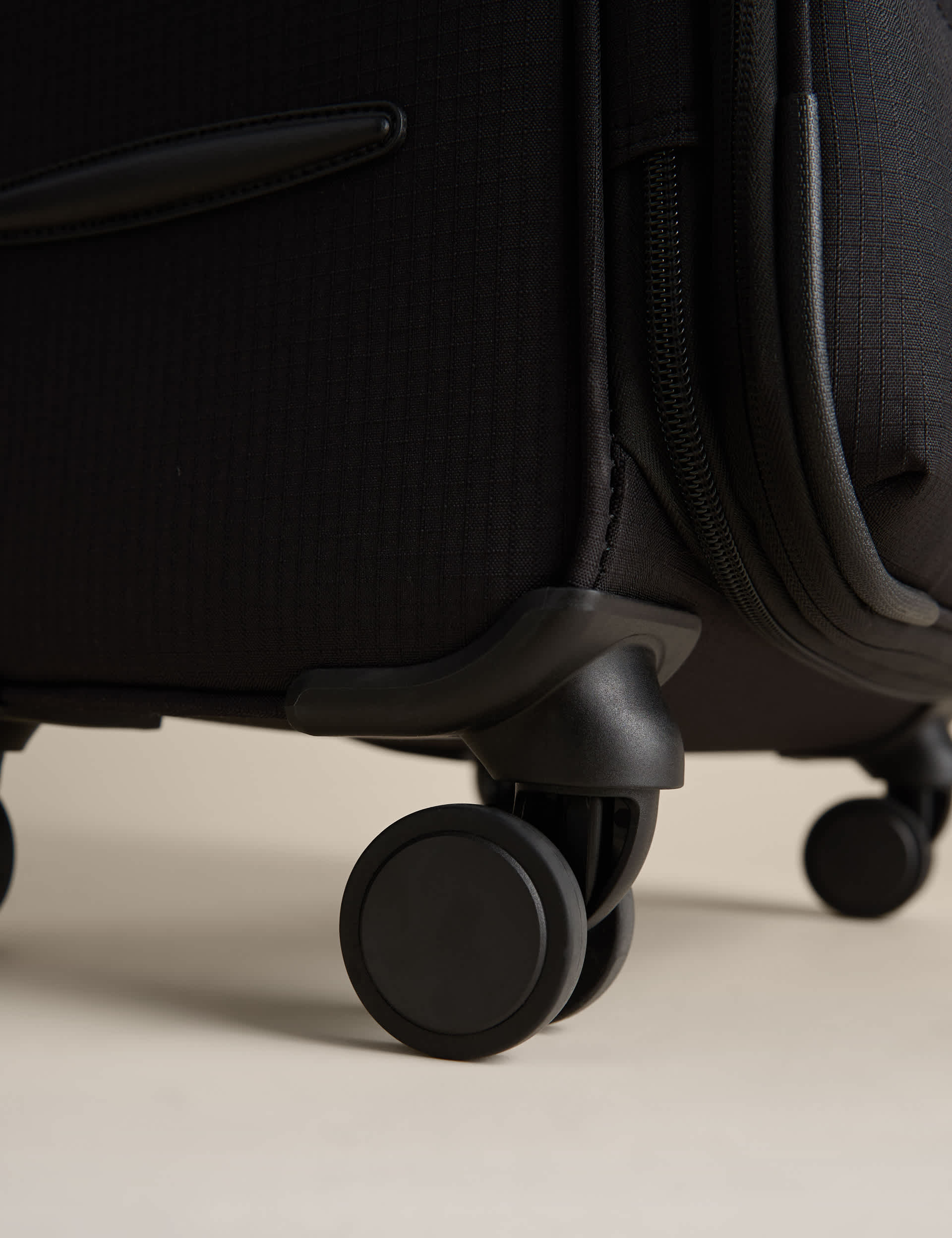 Geneva soft medium suitcase 4 wheels, UK version