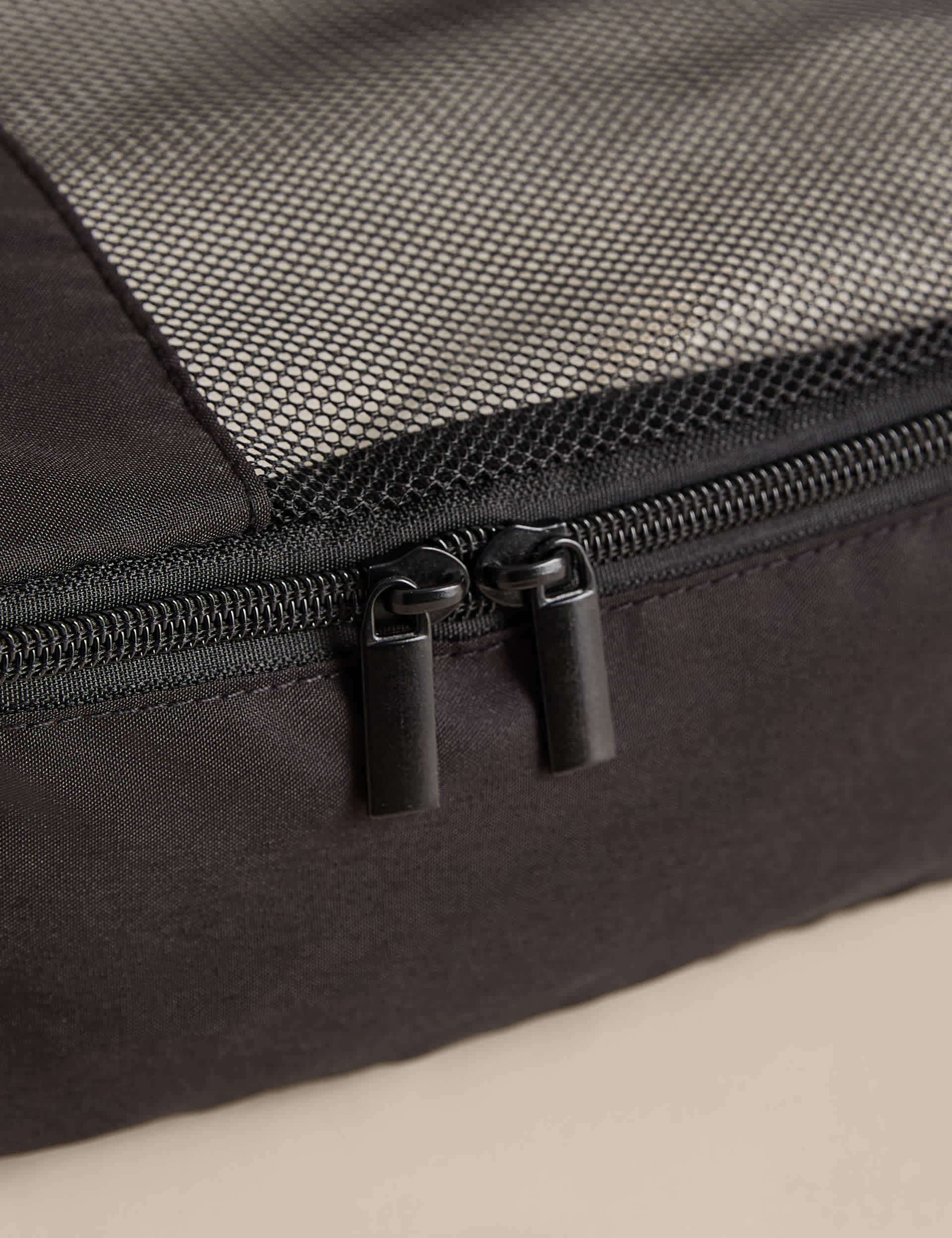 Packing cubes set with mesh tops in three sizes - British product