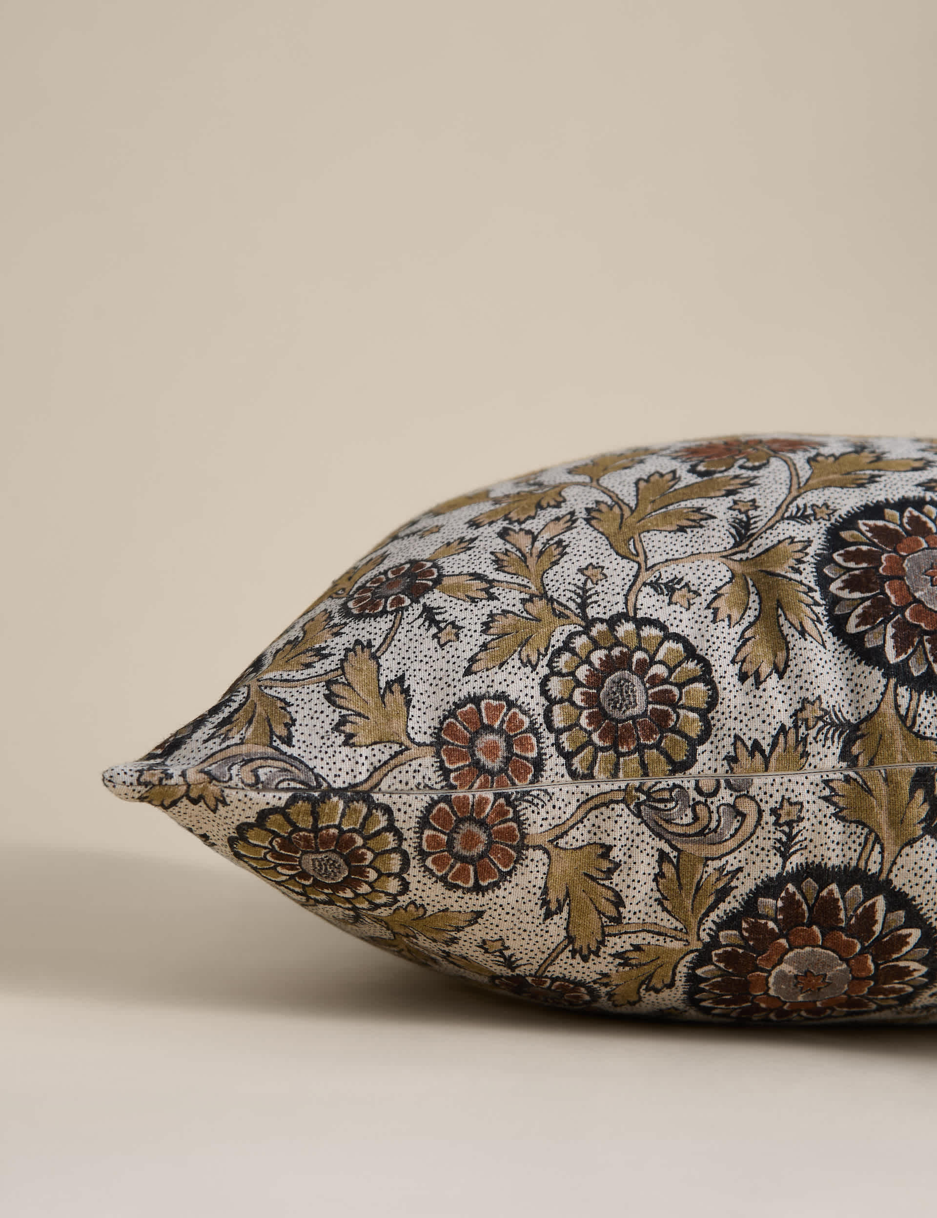 Floral cushion 50cm, UK version