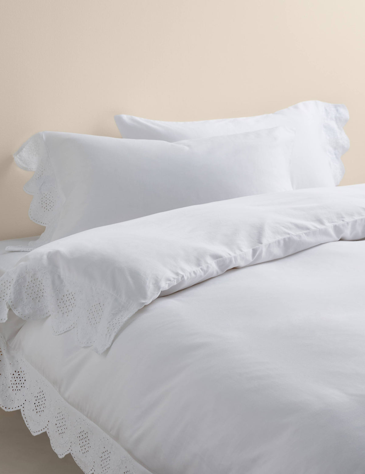 Pure cotton broderie scalloped edge bedding set - British product
